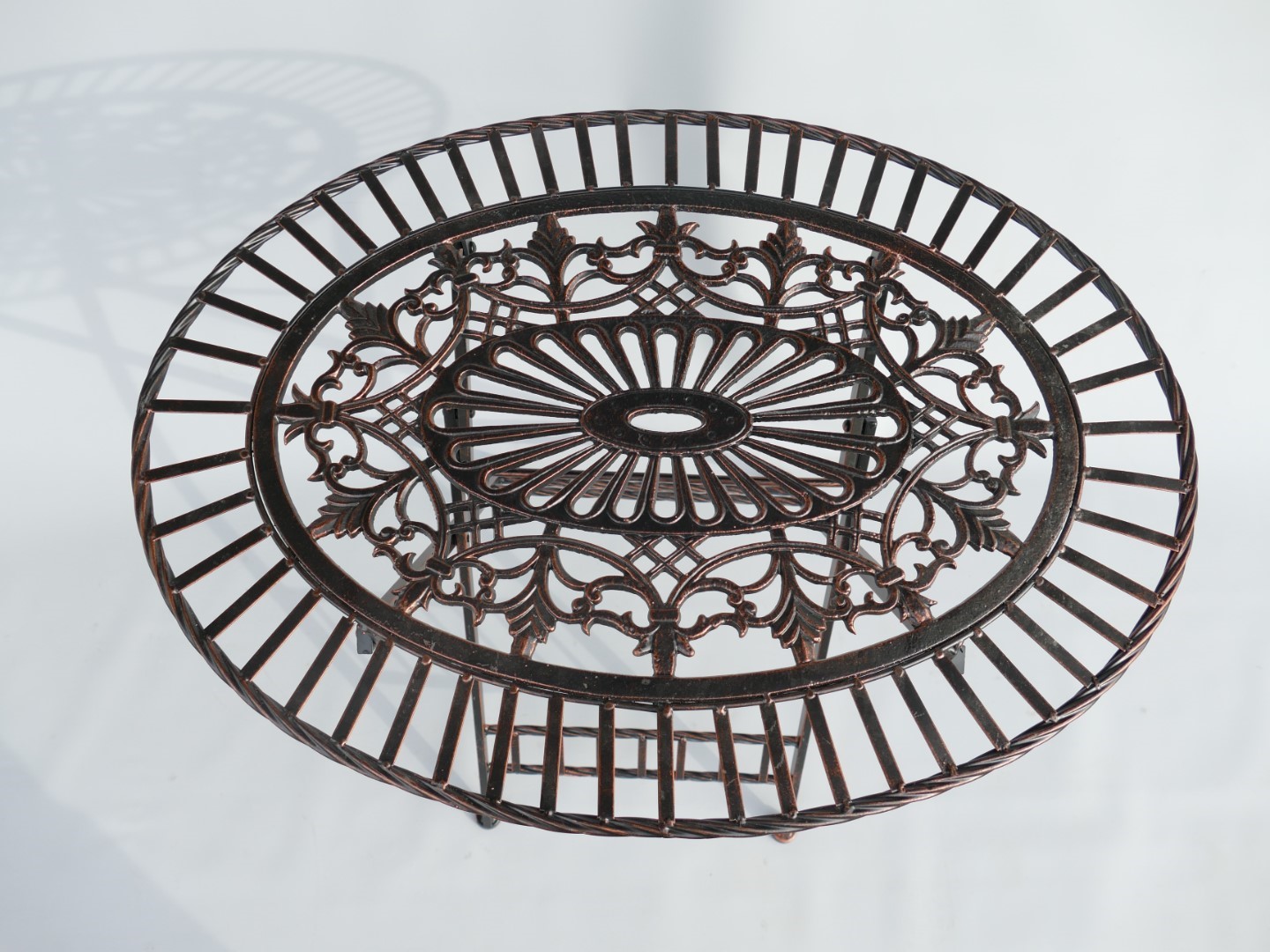 (*)*NT 2xStuhl Tisch OVAL Gußeisen braun farb. SET
