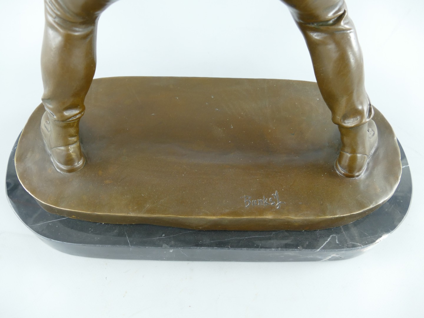 Figur Bronze Banksy Blumenwerfer H.56x45cm