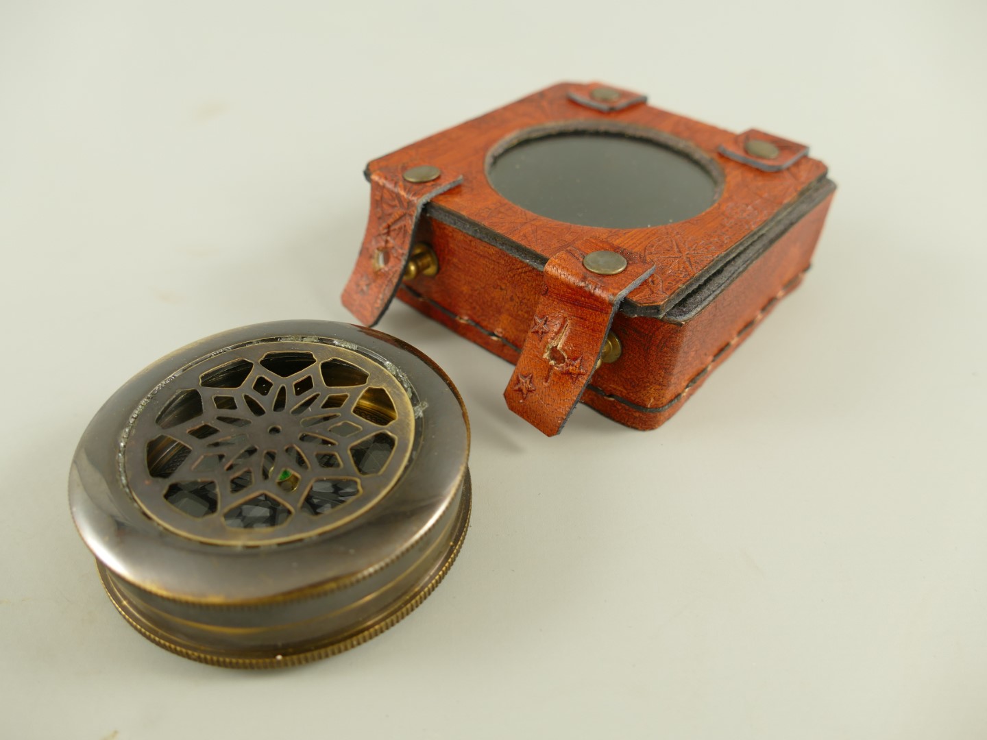 Kompaß Messing brüniert im Lederbox D.6cm