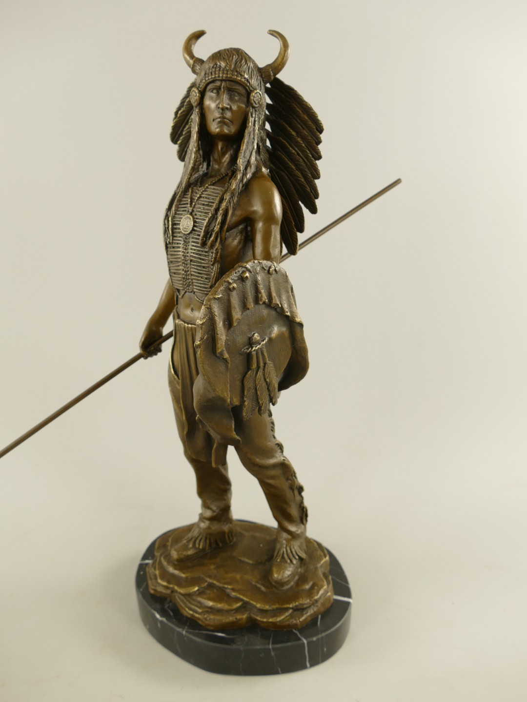 Figur Bronze Indianer mit Schild und Speer H.50cm