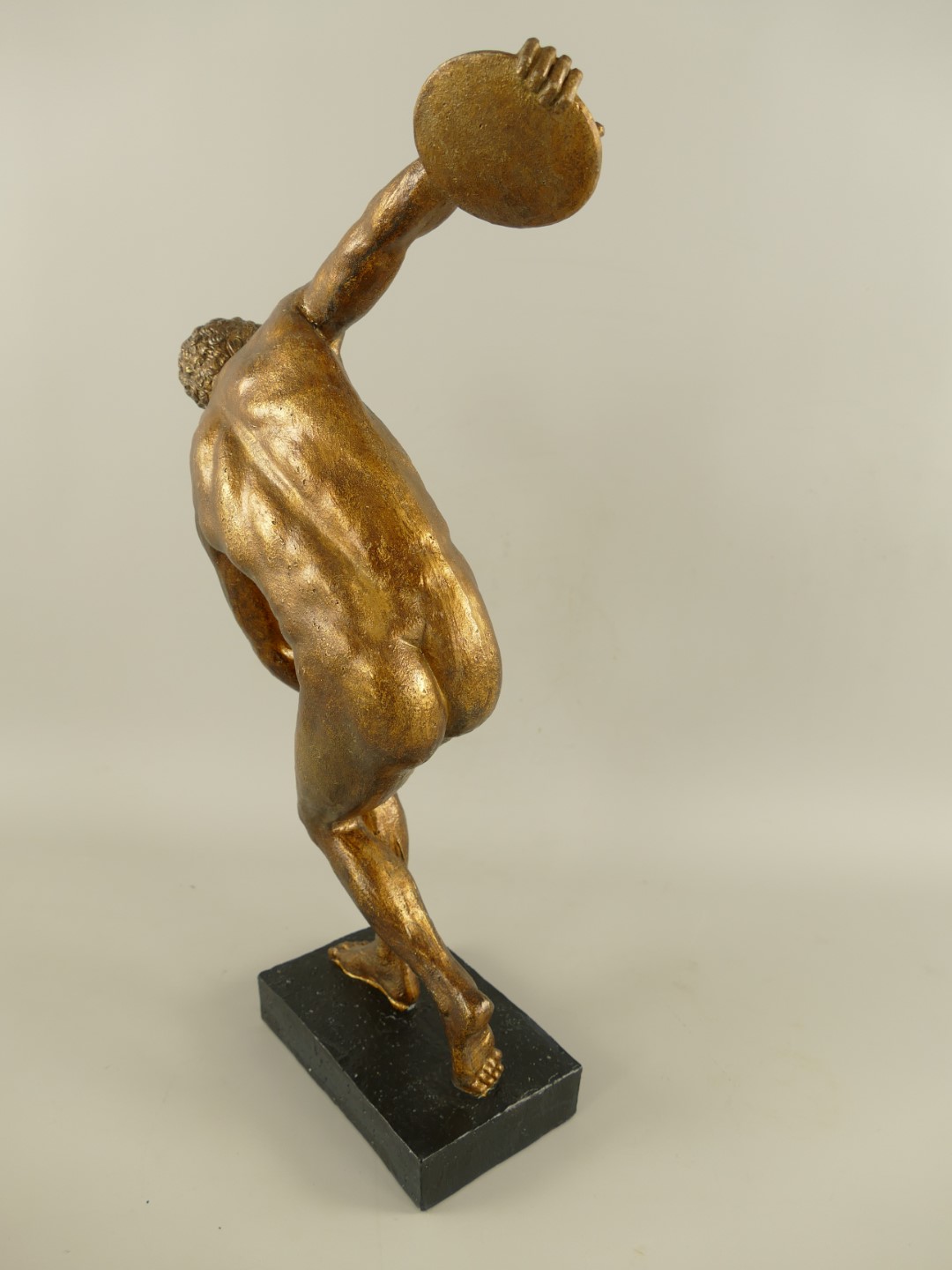 Diskuswerfer Polystein Schwarz/Bronze farb. H.53cm