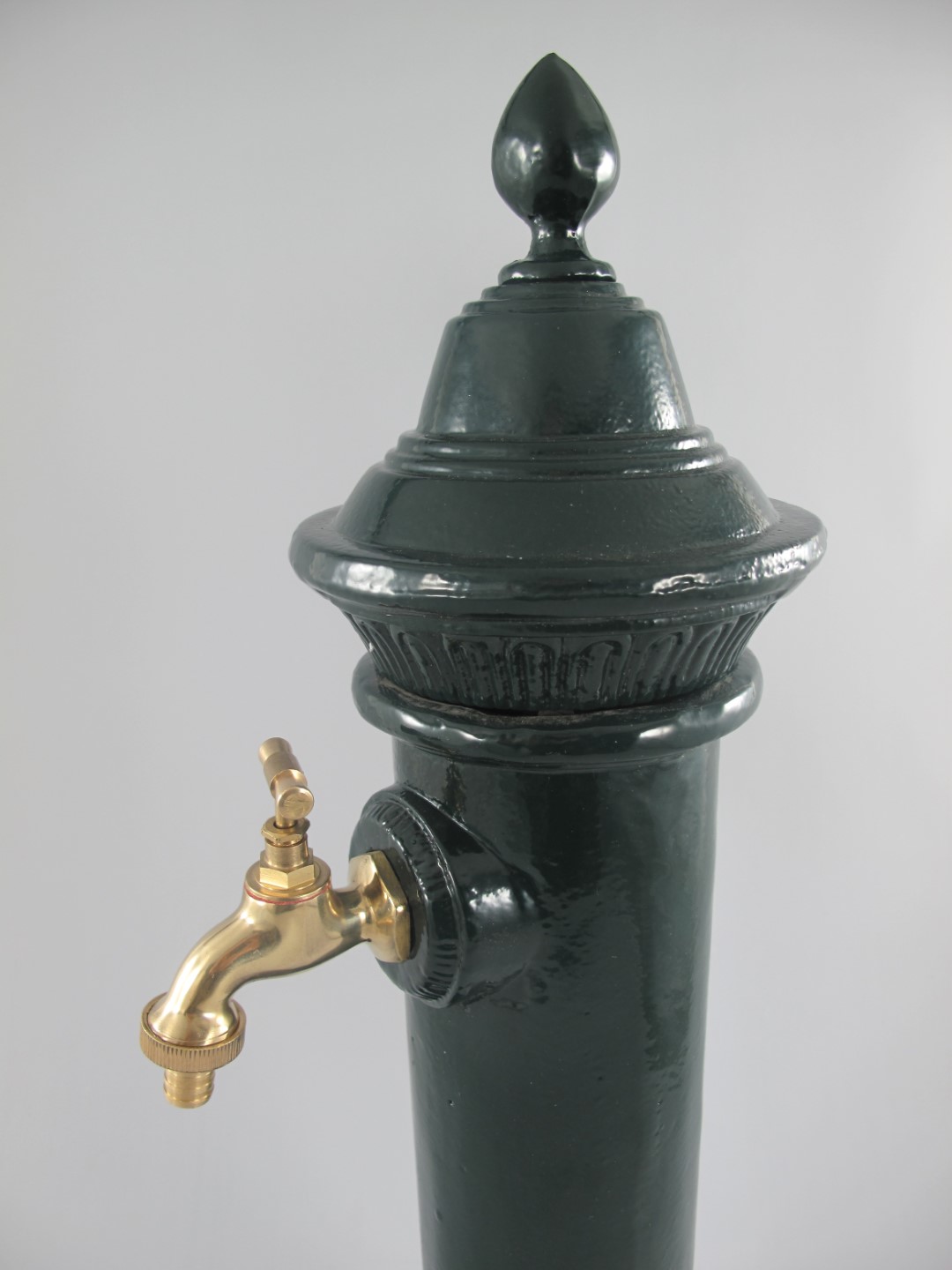 Zapfsäule Rund Alu. grün Messing Hahn H.75x30cm