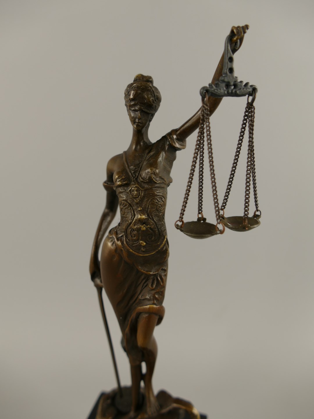 Figur Bronze JUSTITIA Marmor sokkel H.32x7cm