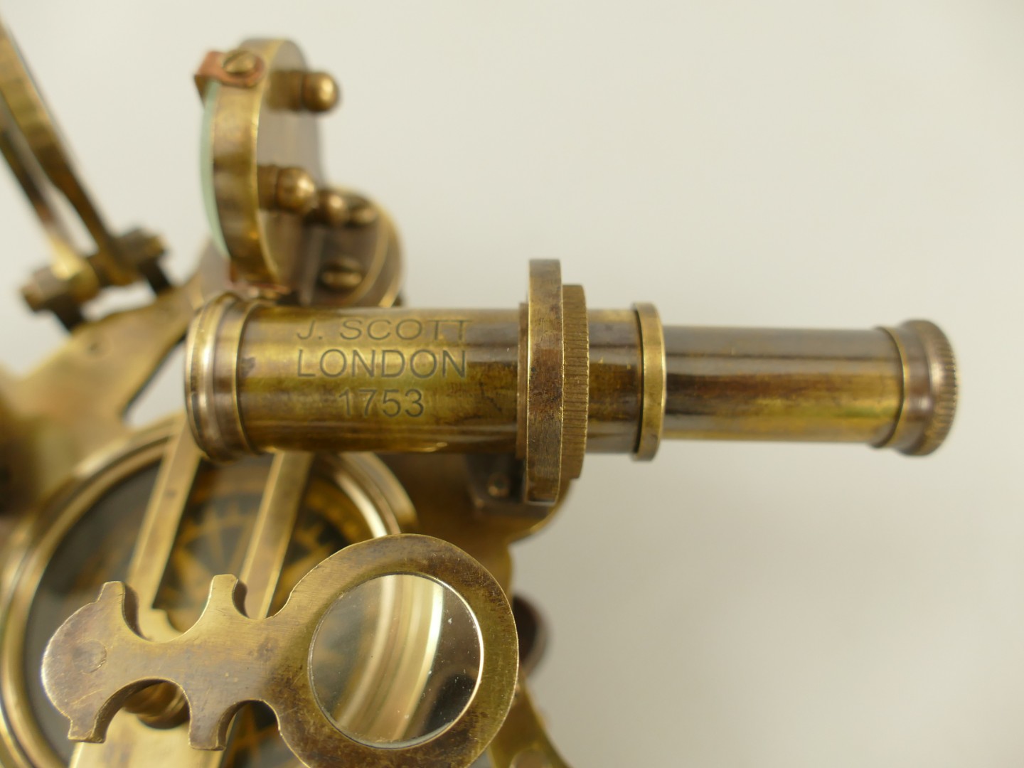 #Sextant Messing brün. mit Holzbox schwarz H.7cm