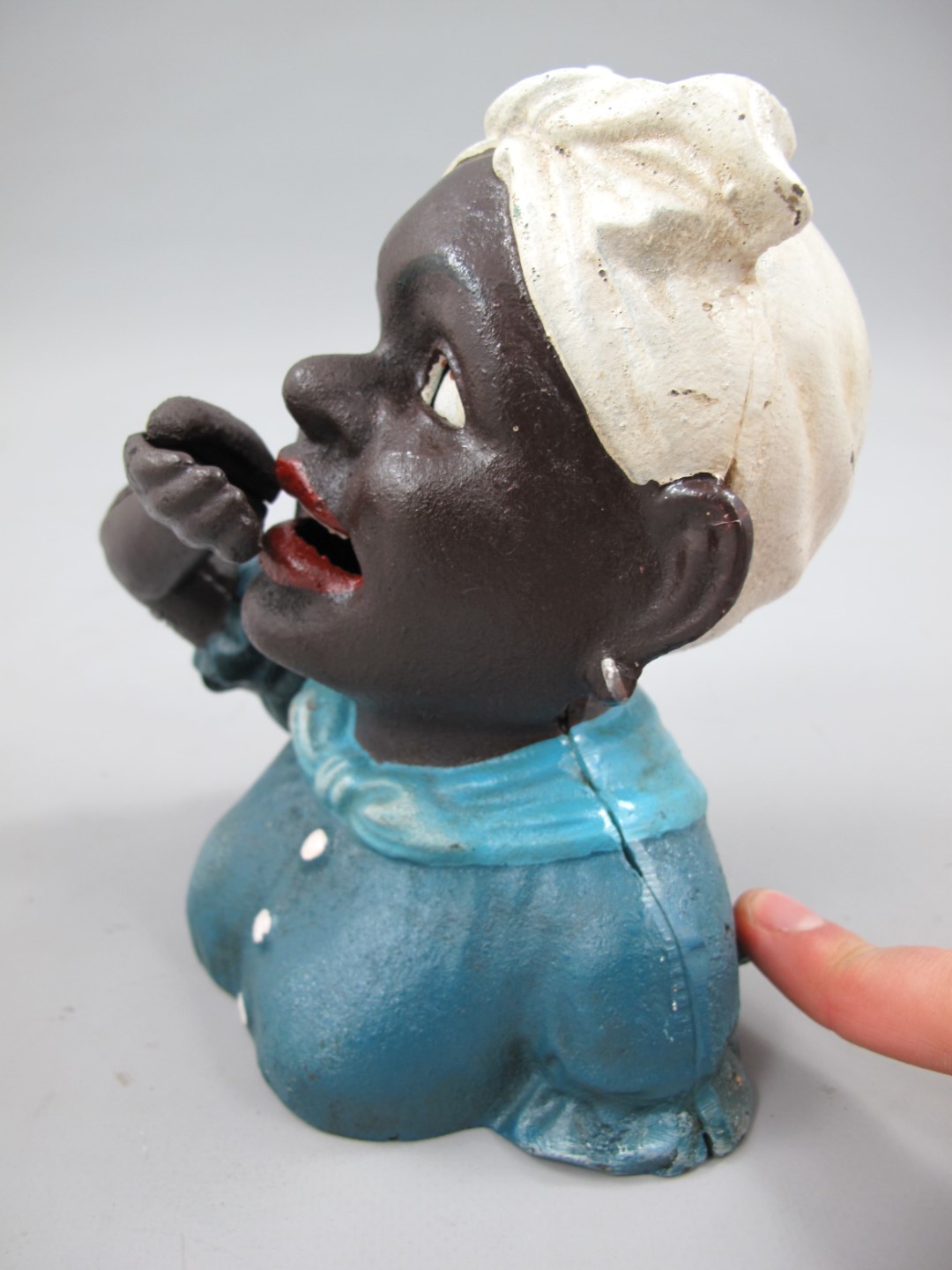 Spardose(Mechan.) Figur(FRAU) Eisen blau H.17x16cm