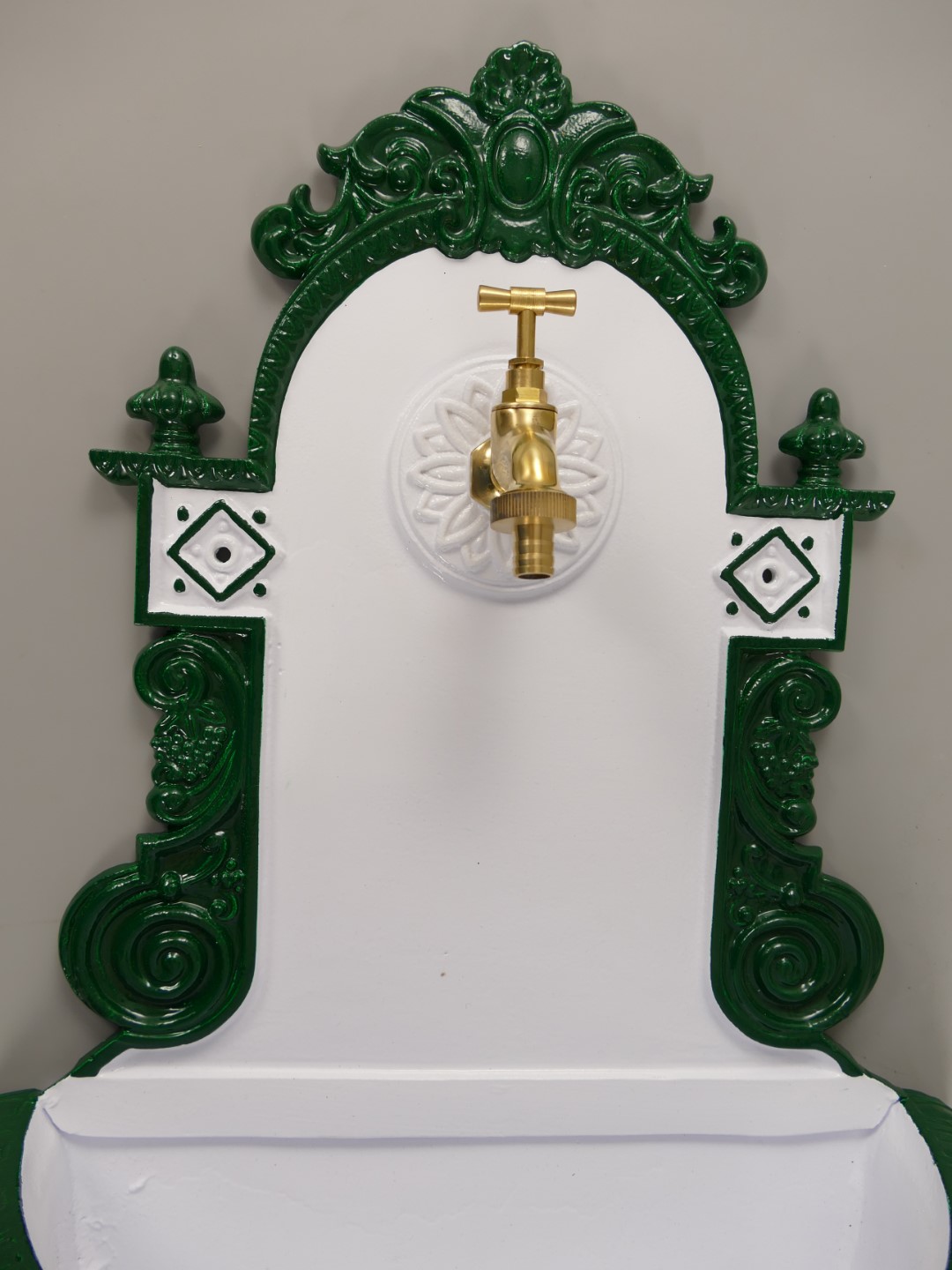Wandbrunnen Alu Guß grün/weiß H.72cm