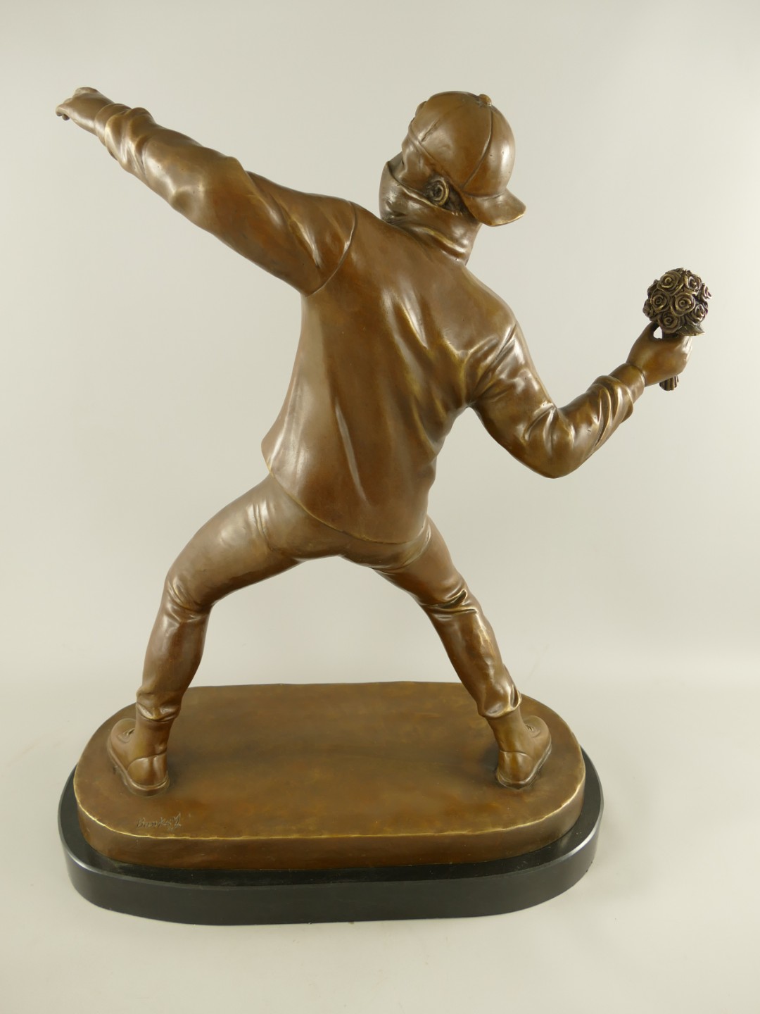 Figur Bronze Banksy Blumenwerfer H.75x58cm