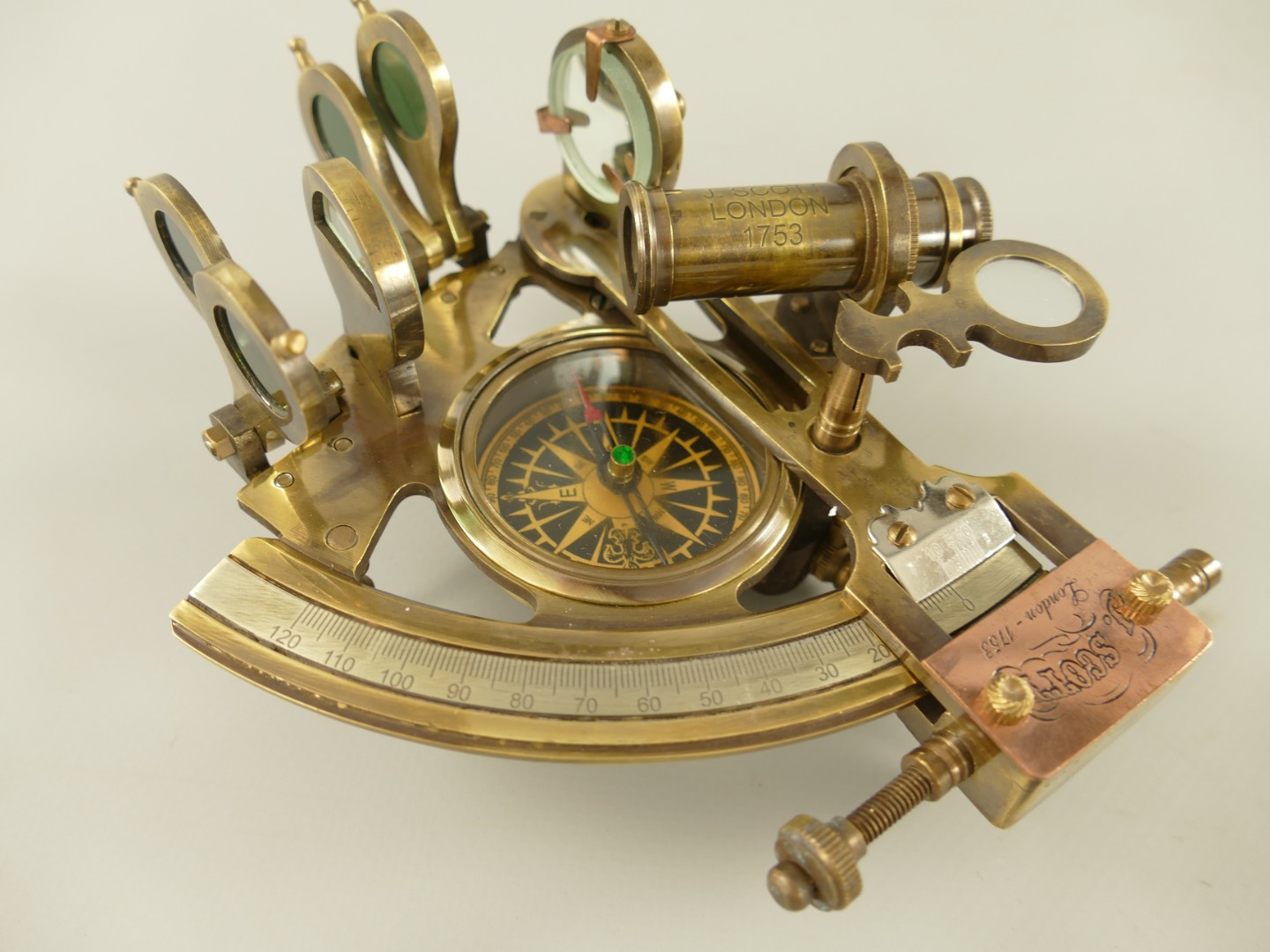 #Sextant Messing brün. mit Holzbox schwarz H.7cm