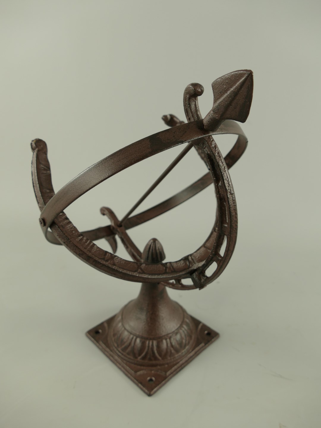 *ANG. Sonnenuhr auf fuß Eisen rustik. braun H.32cm