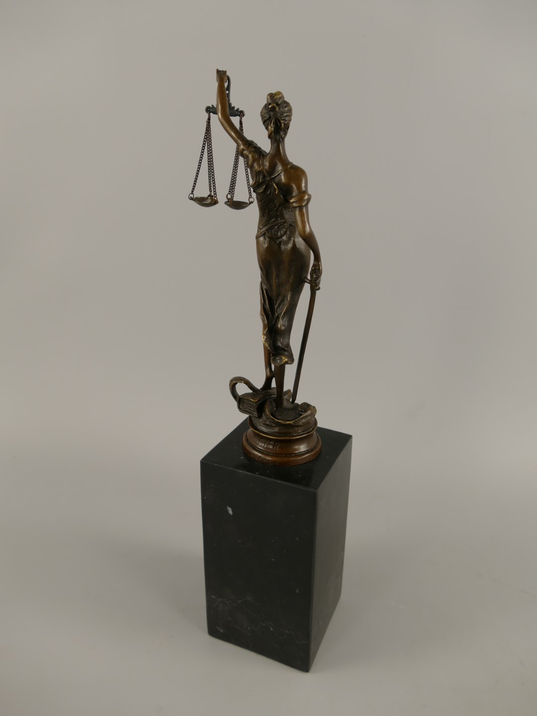 Figur Bronze JUSTITIA Marmor sokkel H.32x7cm