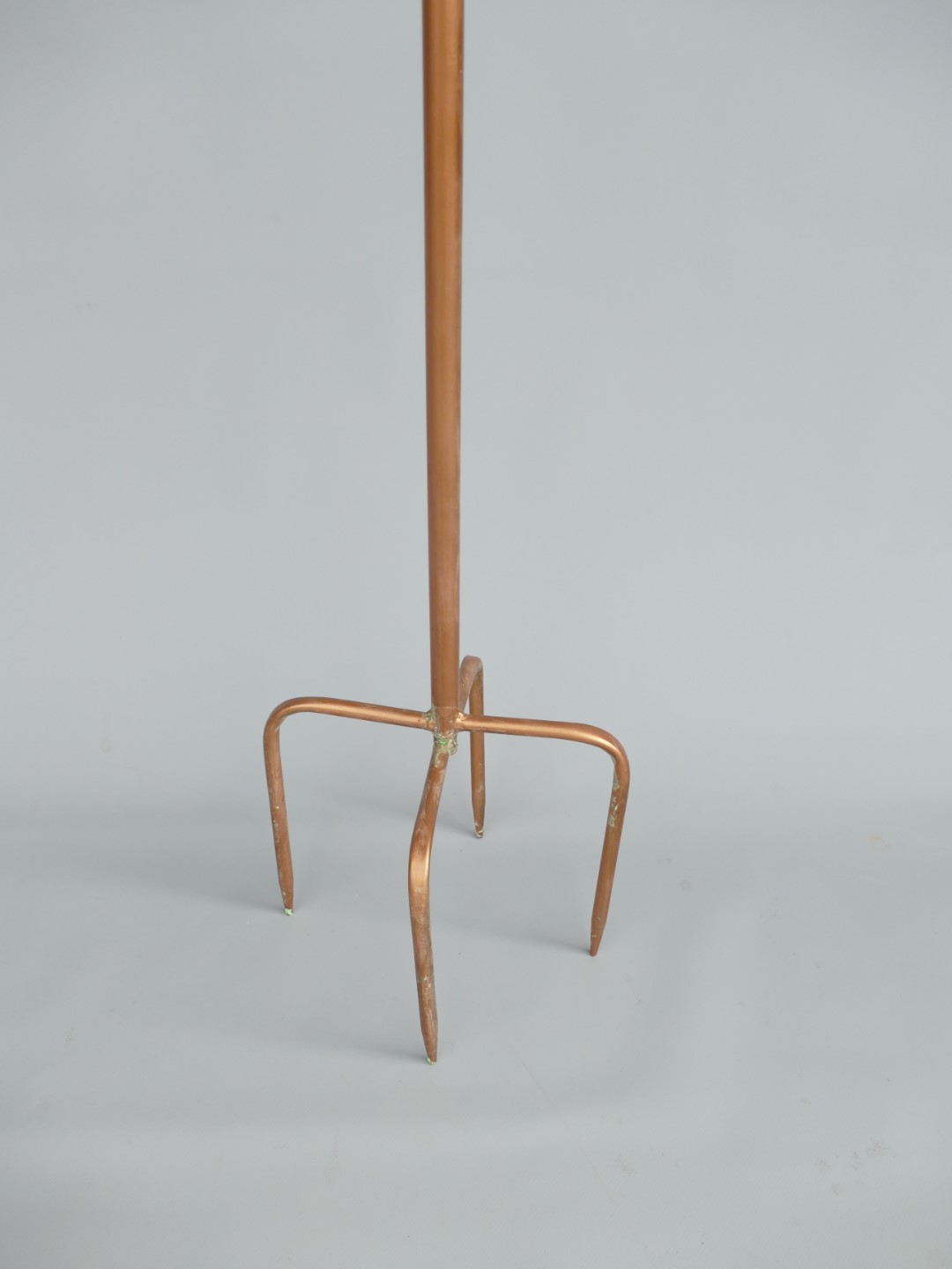 Vogelhaus Tannenzapf. Ständer Kupfer farb. H.170cm