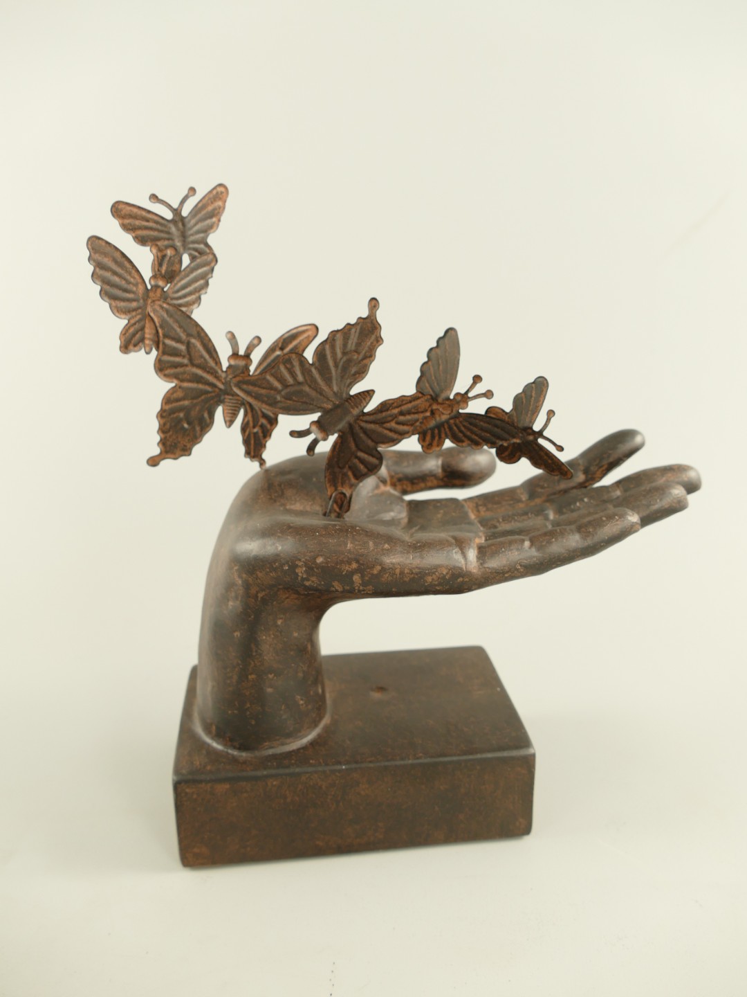 Hand mit Schmetterlingen Polystein farbe H.24cm