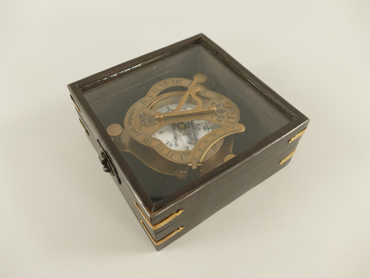 Kompaß Messing brüniert im Holzbox L.12cm