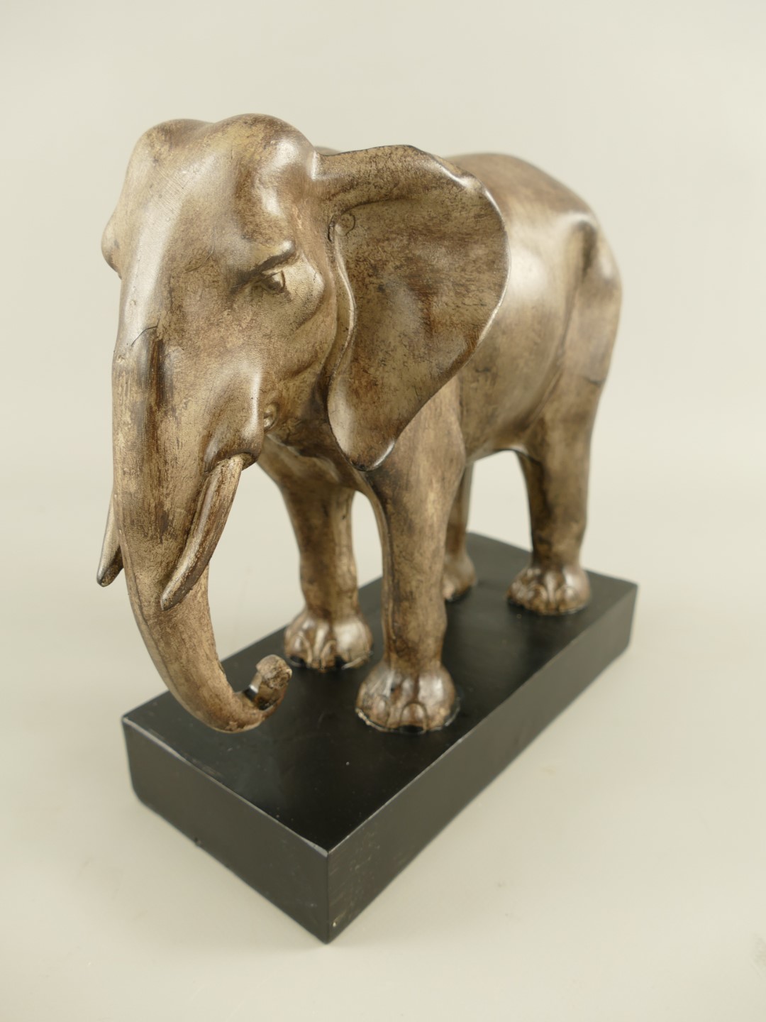 Elefant Polystein Schwarz/Holz farbig L.27cm =043