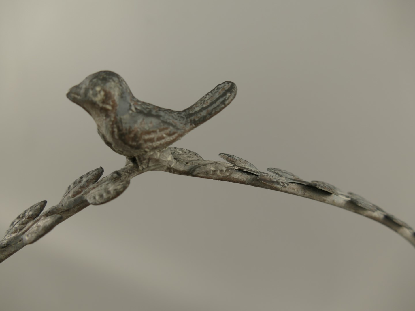 *ANG./SEPT. Vogeltränke Eisen grau H.36cm
