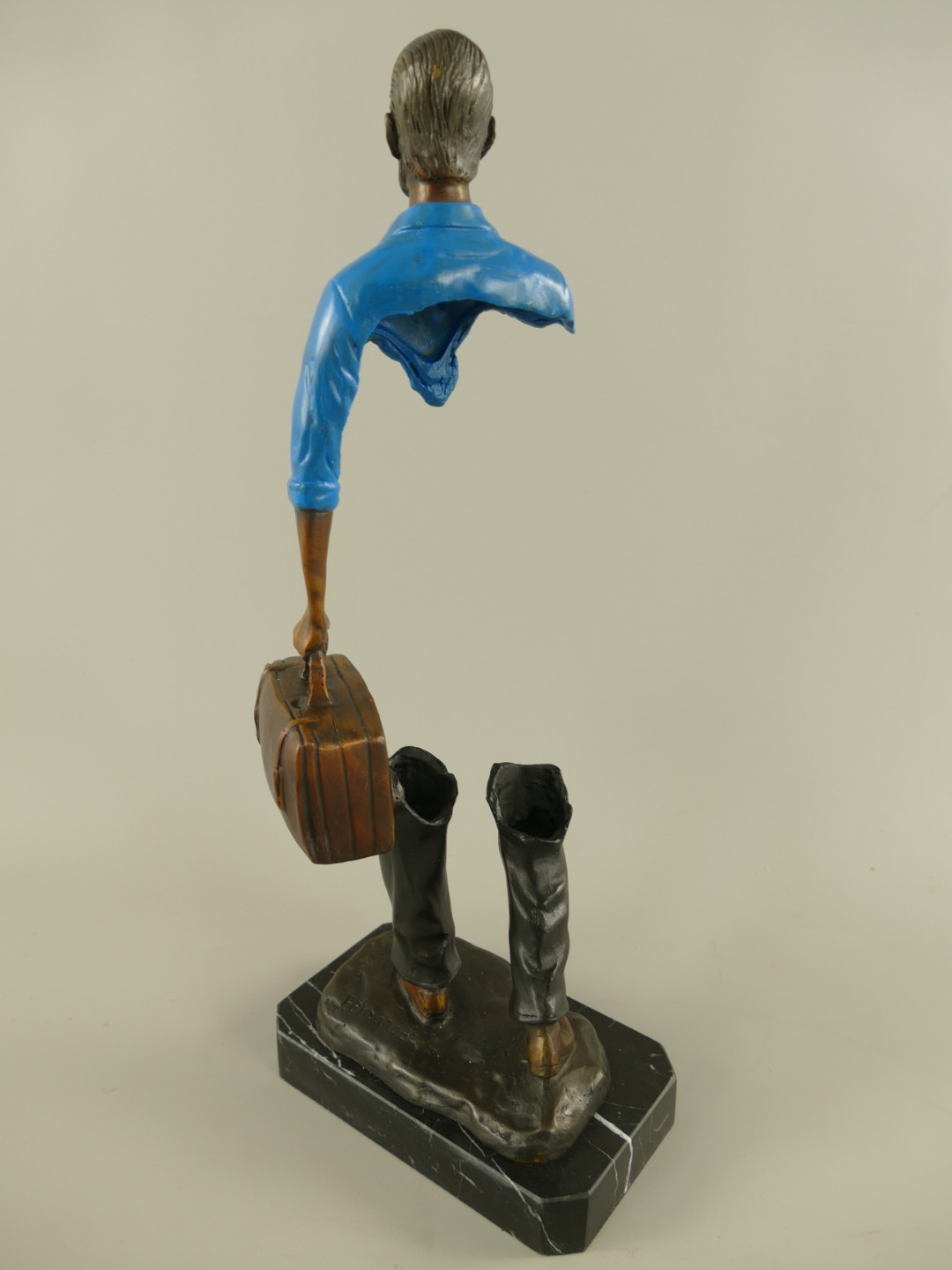 Figur Bronze Mann mit Koffer fabig H.42cm