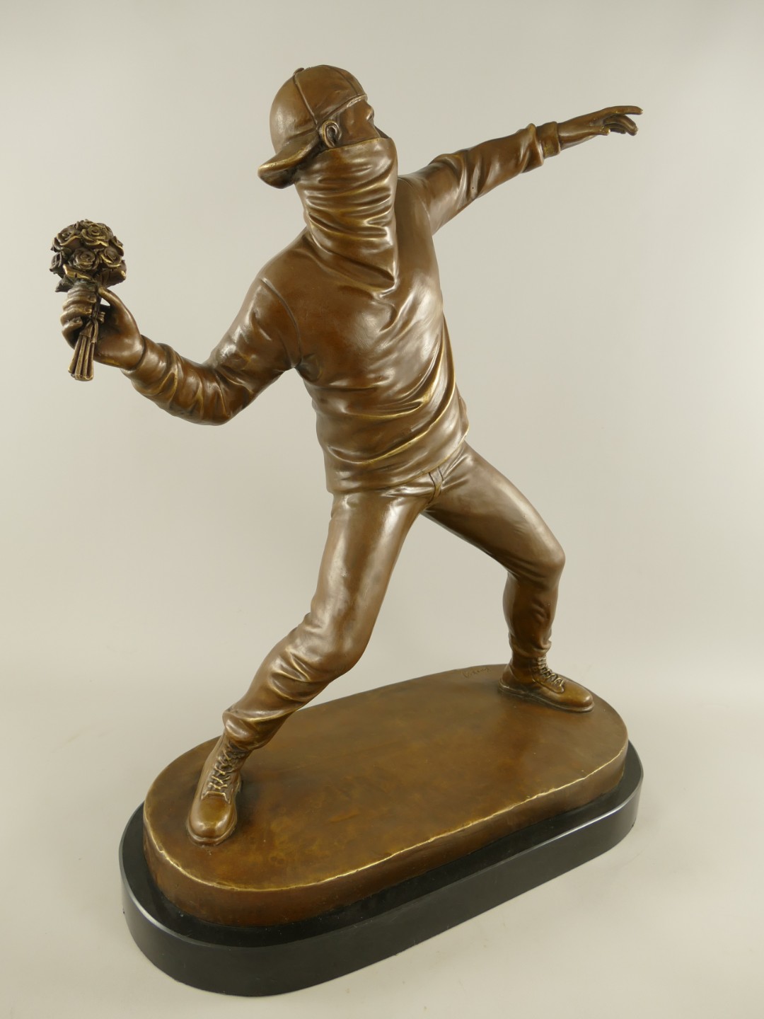 Figur Bronze Banksy Blumenwerfer H.75x58cm