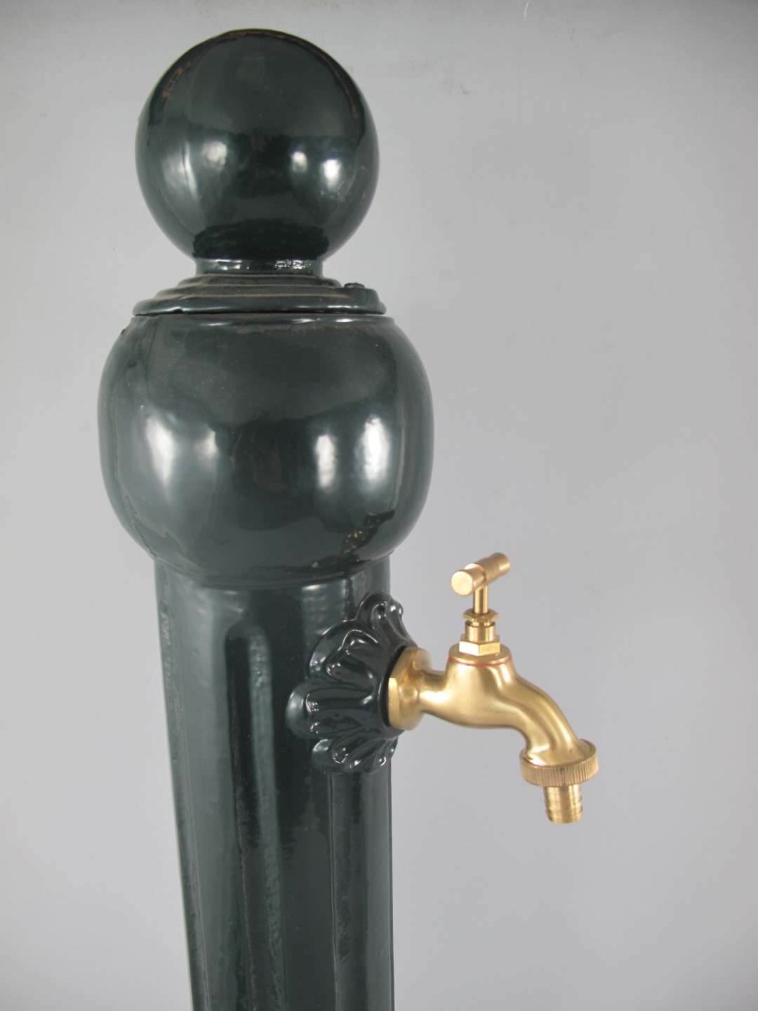Zapfsäule Rund Alu grün Messing Hahn H.97x23cm