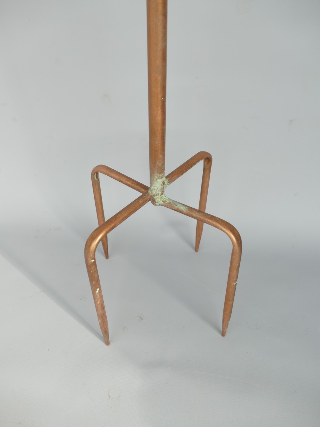 Vogelhaus auf Ständer Eichel Kupfer farbig H.170cm