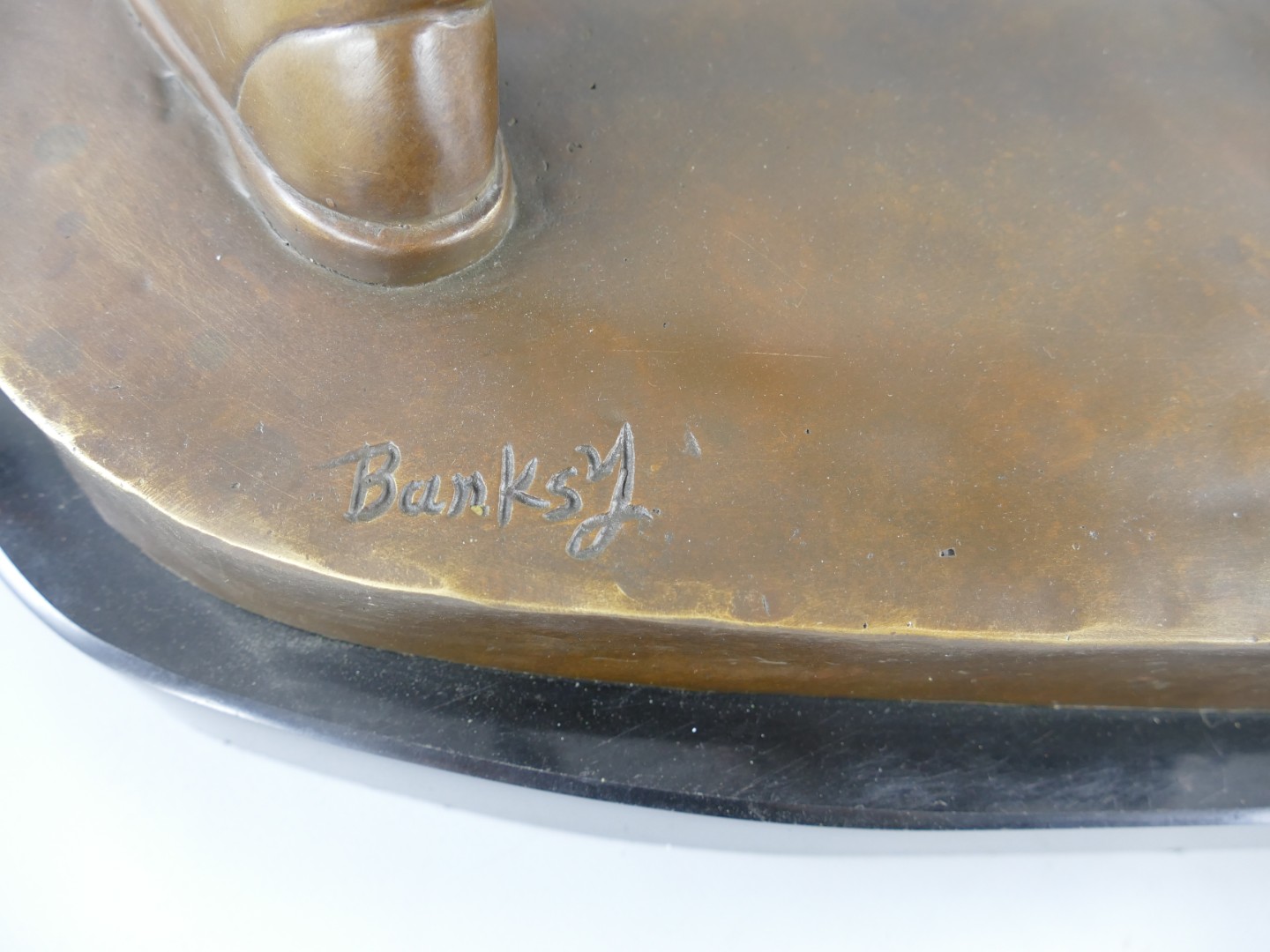 Figur Bronze Banksy Blumenwerfer H.75x58cm