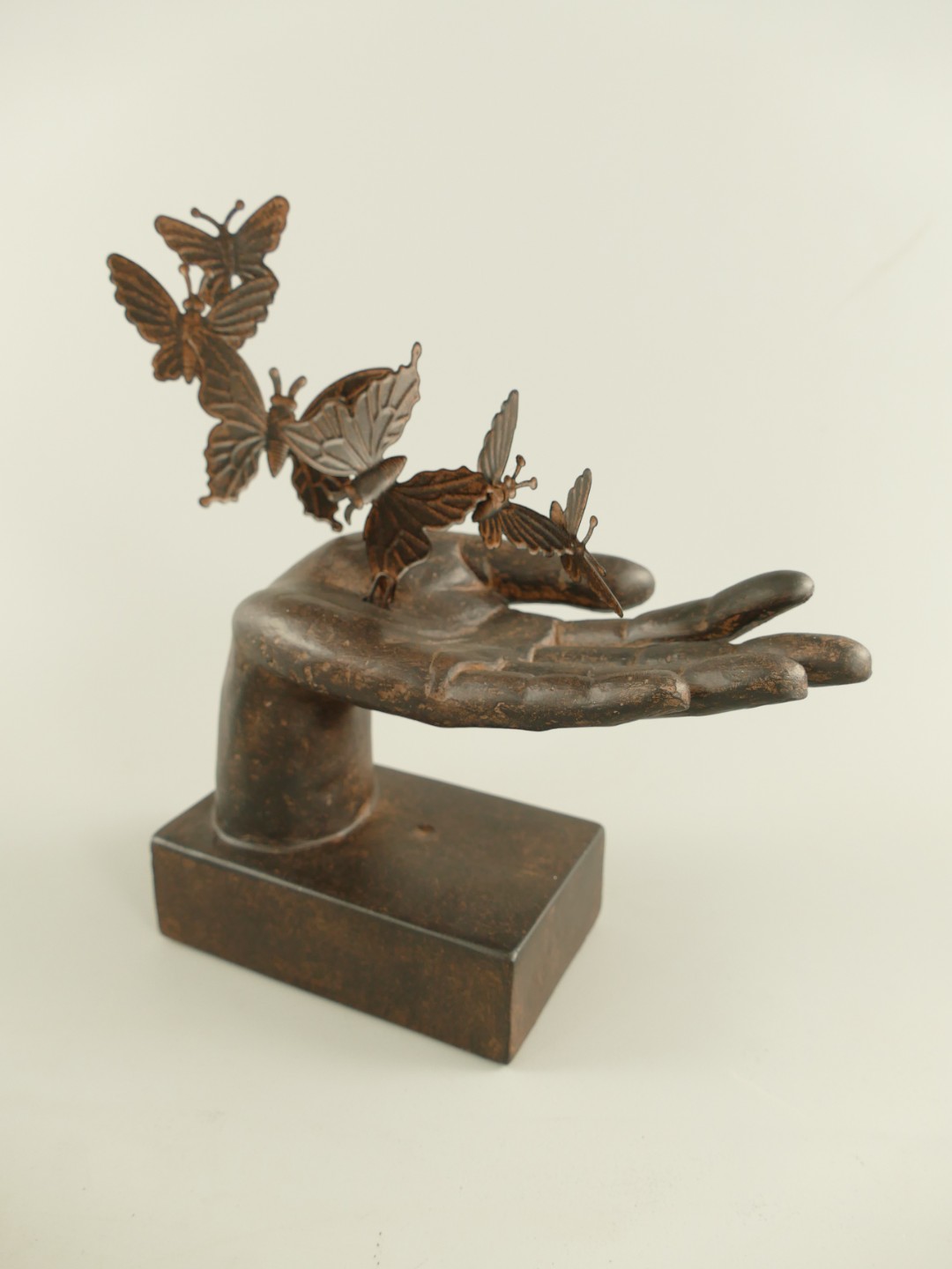 Hand mit Schmetterlingen Polystein farbe H.24cm