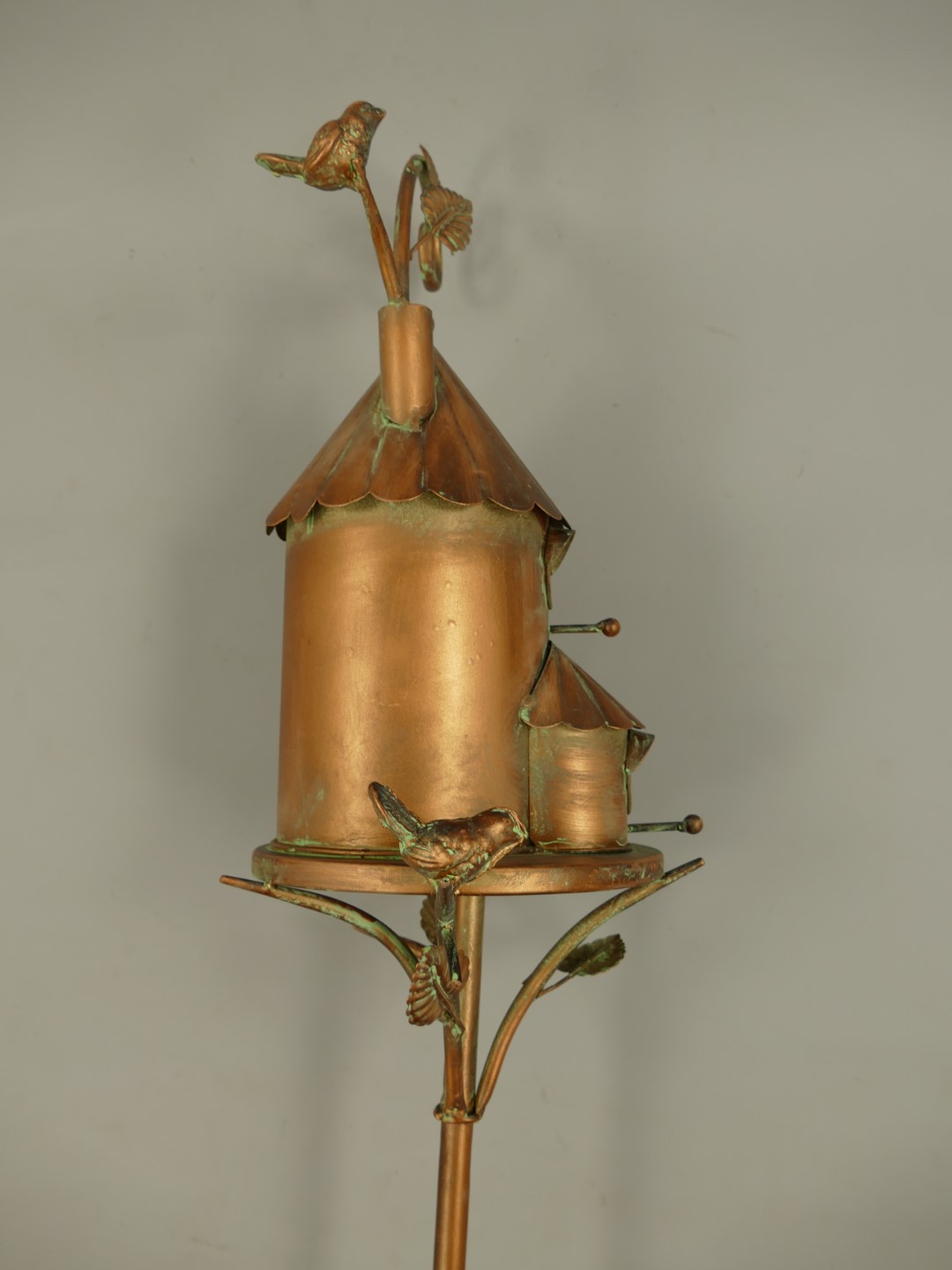 Vogelhaus Rund auf Ständer Kupfer farbig H.178cm