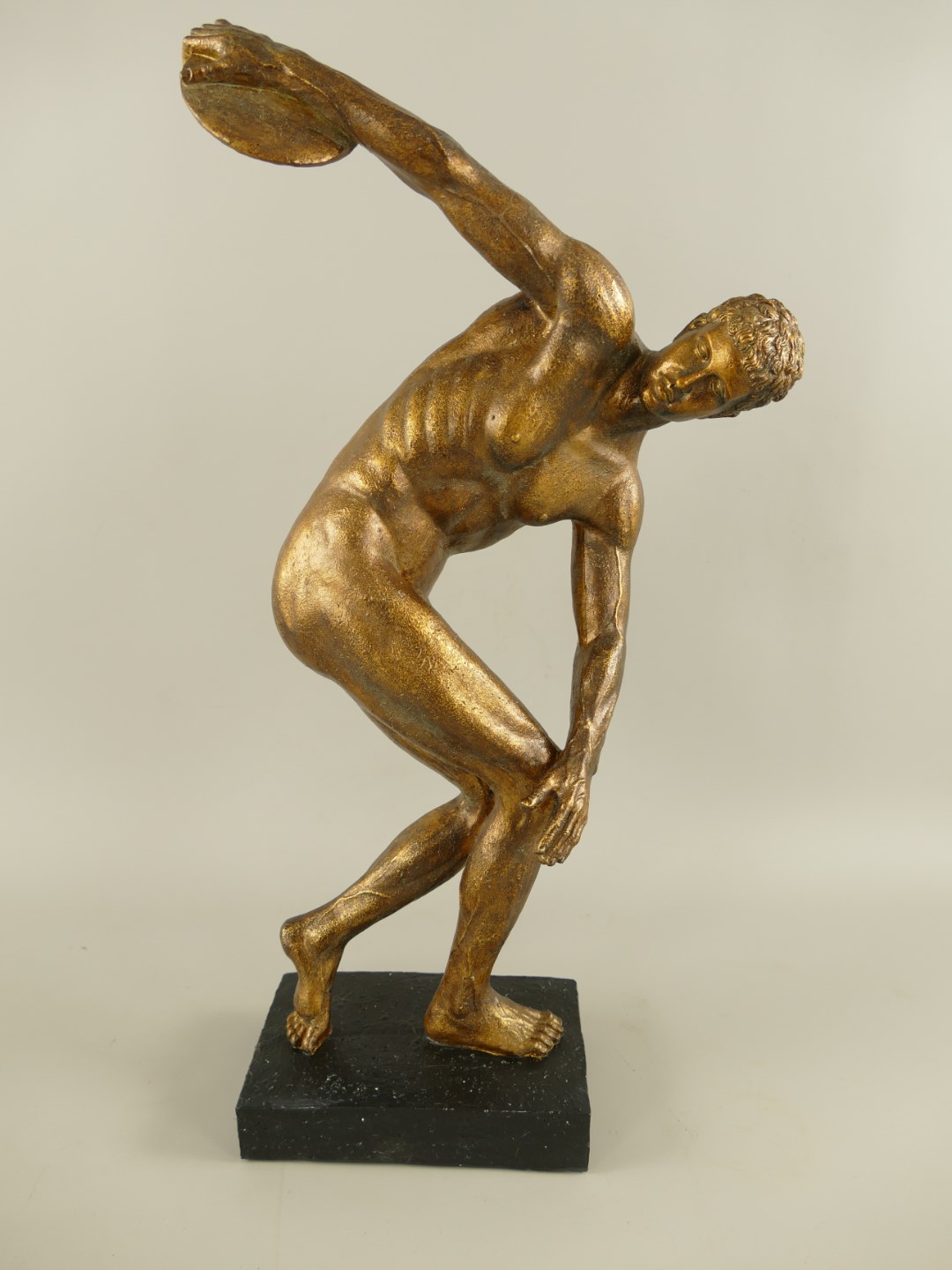 Diskuswerfer Polystein Schwarz/Bronze farb. H.53cm