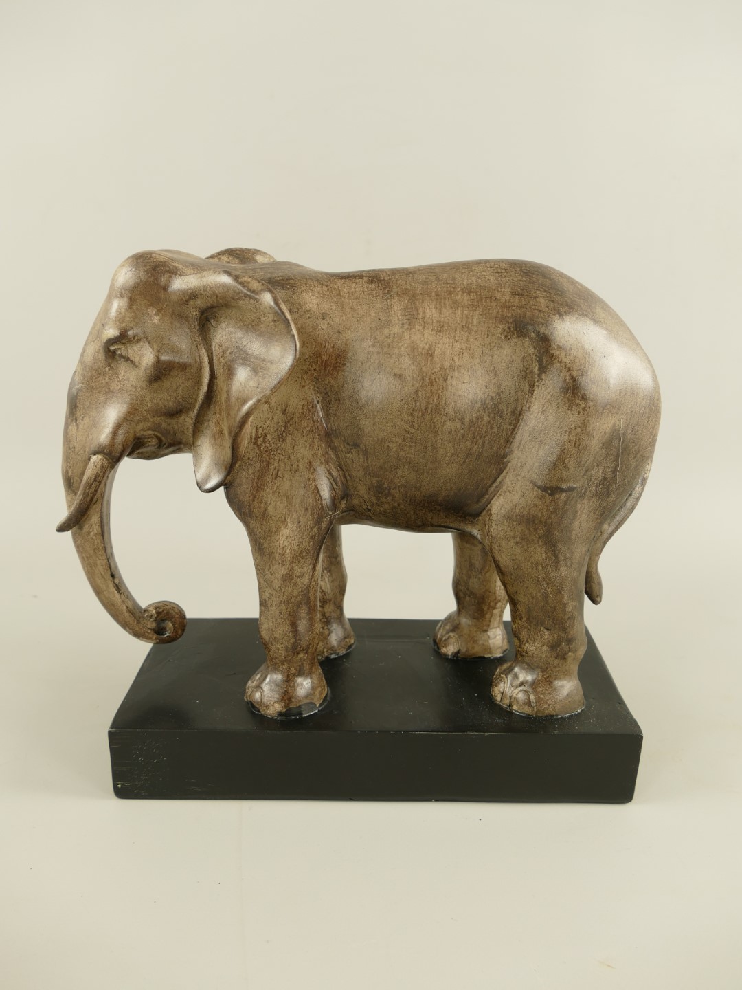 Elefant Polystein Schwarz/Holz farbig L.27cm =043
