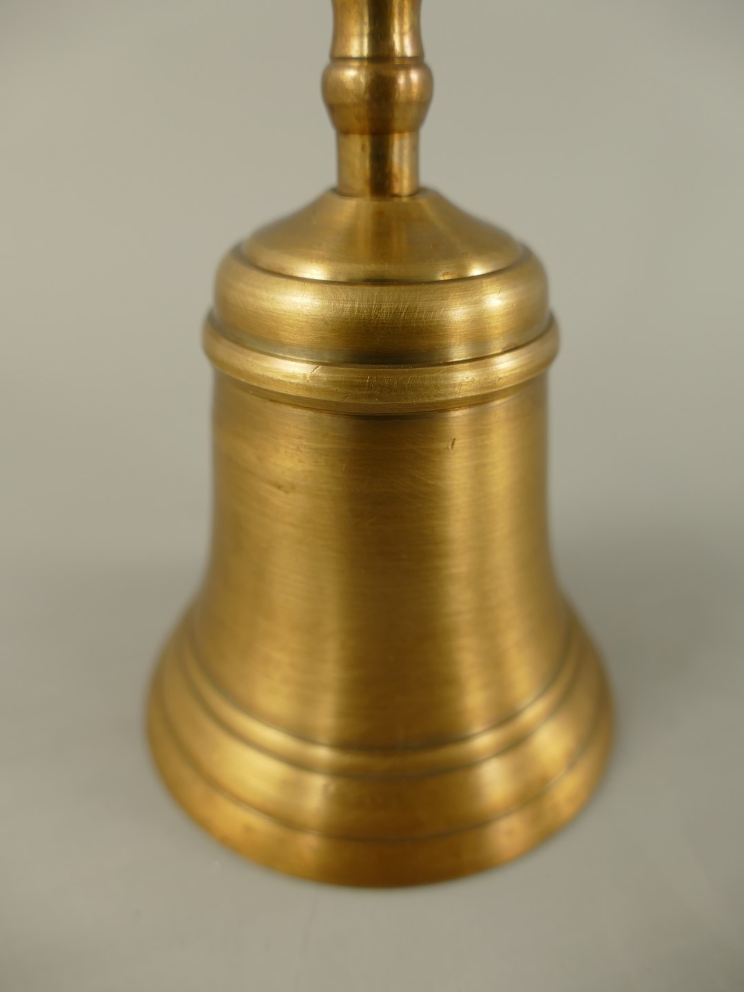 Tischglocke Messing brüniert glatt H.15cm