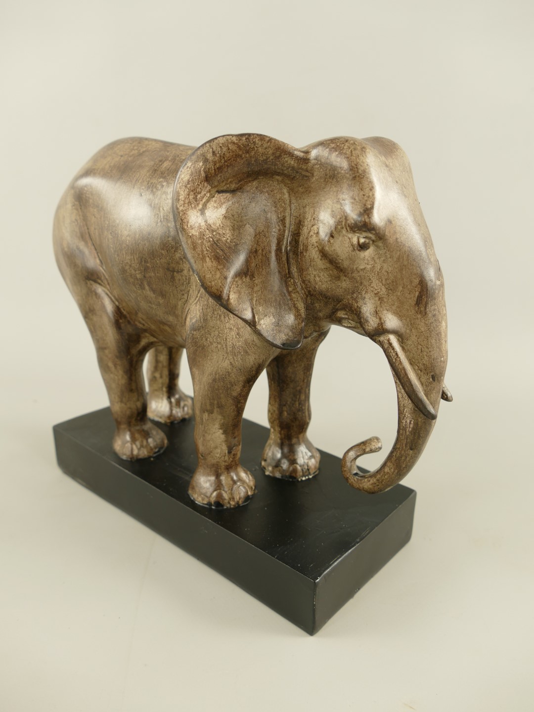Elefant Polystein Schwarz/Holz farbig L.27cm =043