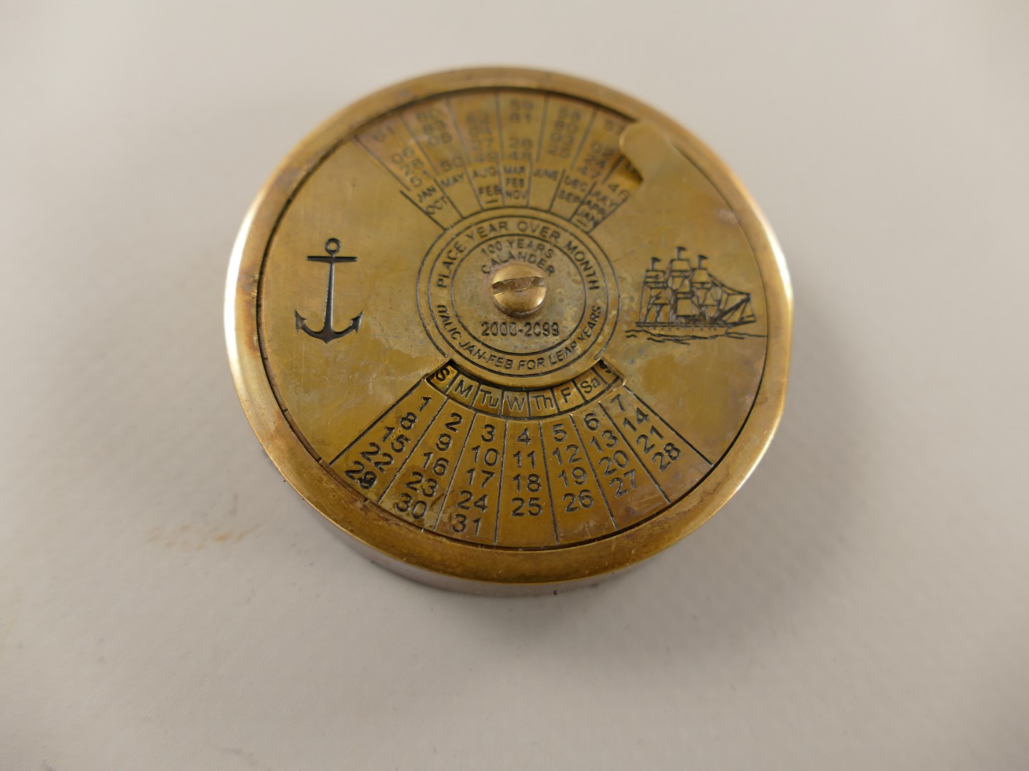 *ANG. KALENDER Messing brüniert D.9,5x1,5cm