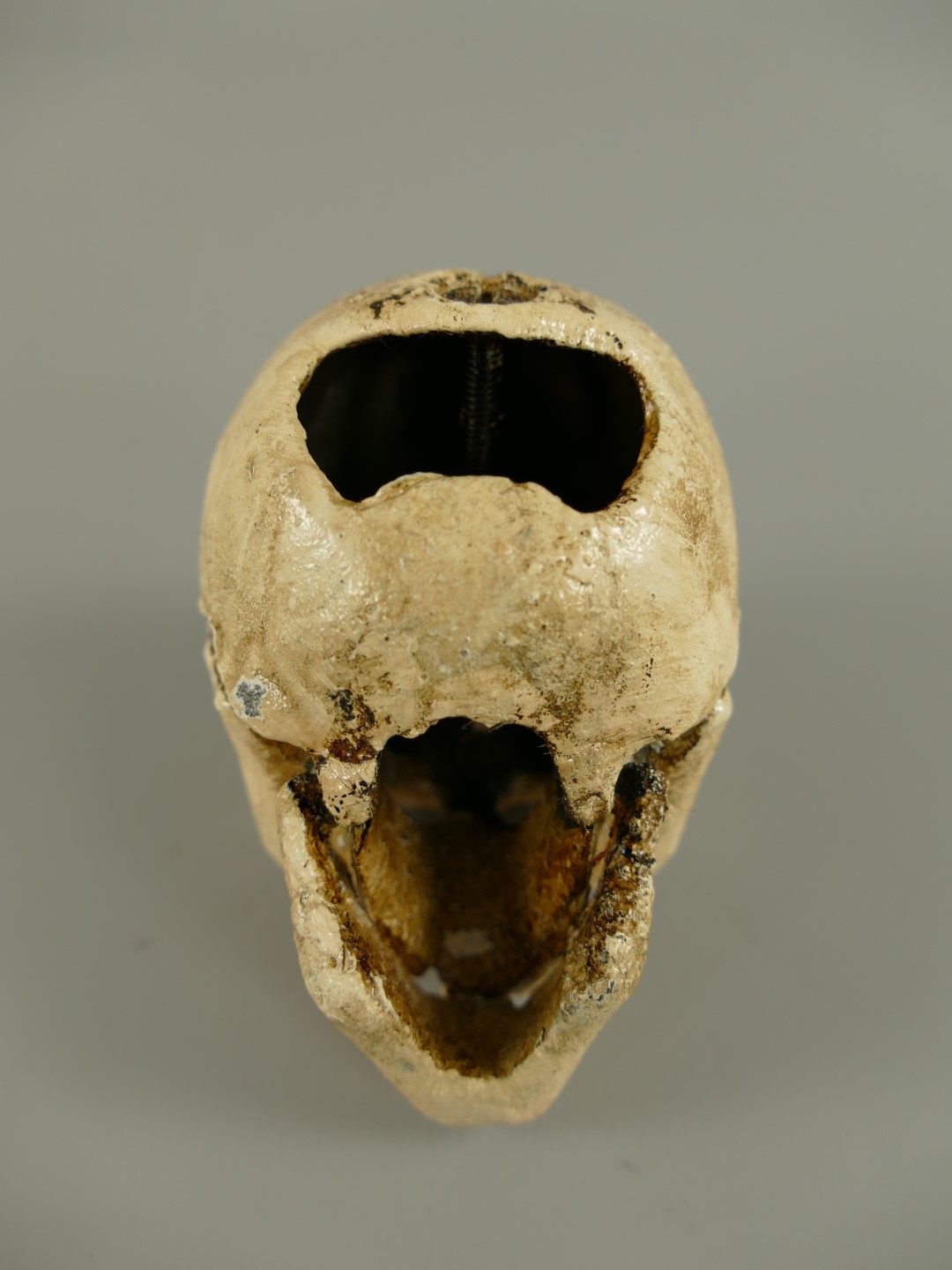 Totenkopf Flaschenöffner Eisen weiss H.5x7cm