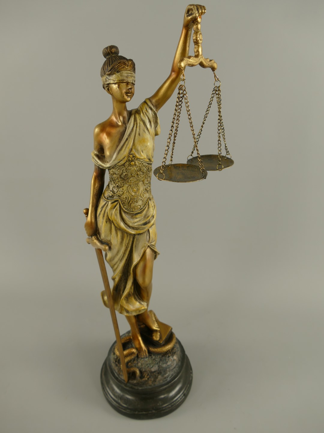 Justitia Polystein rustikal farbig H.53x18cm