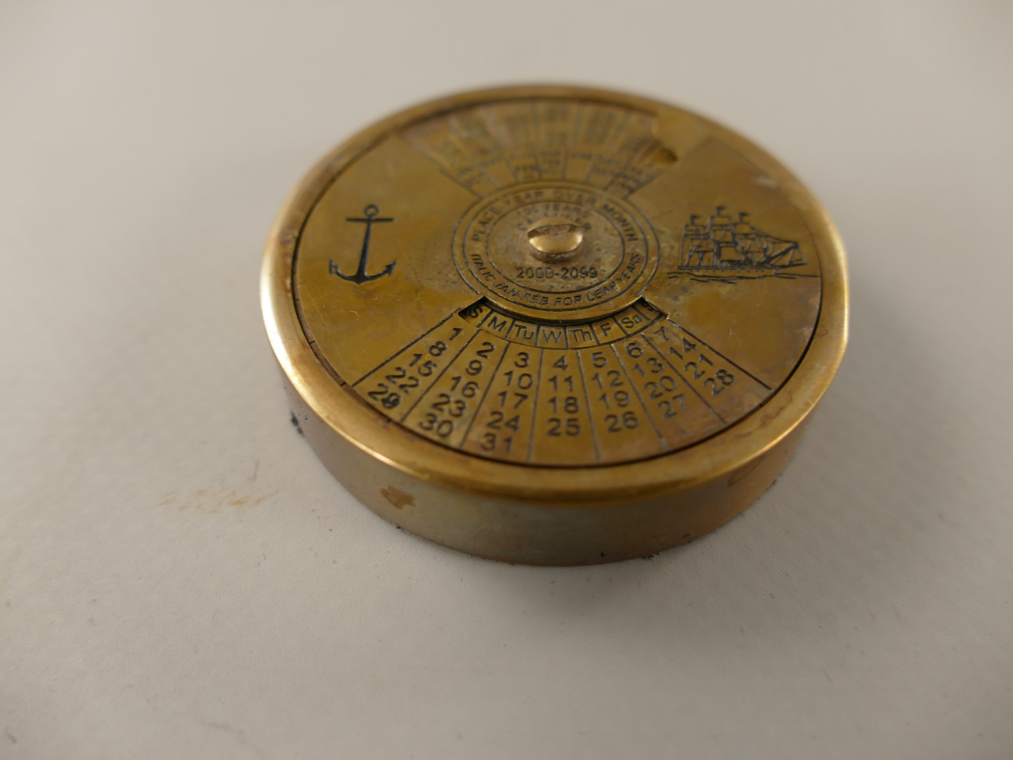 KALENDER Messing brüniert D.5,5x1cm