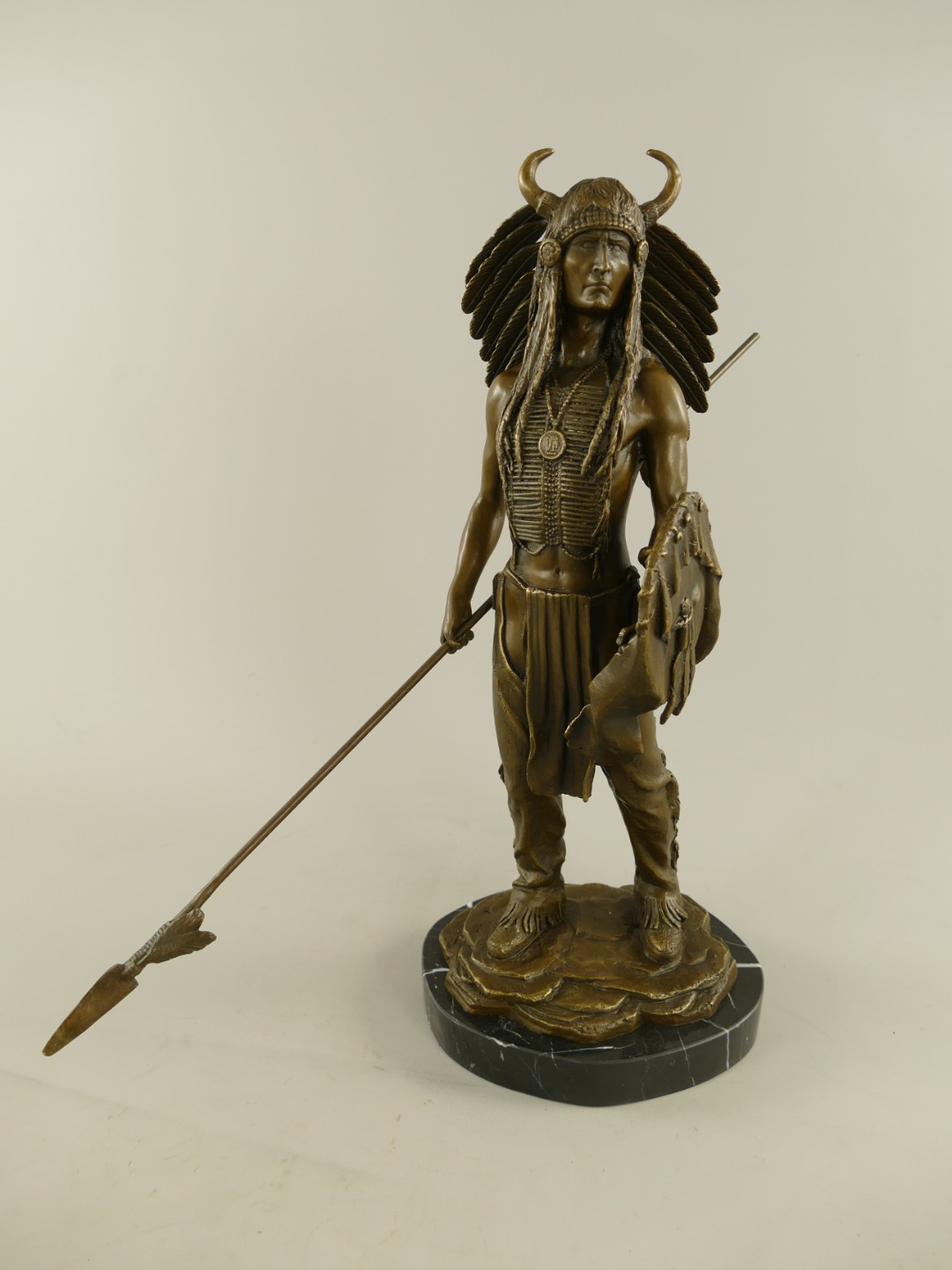 Figur Bronze Indianer mit Schild und Speer H.50cm