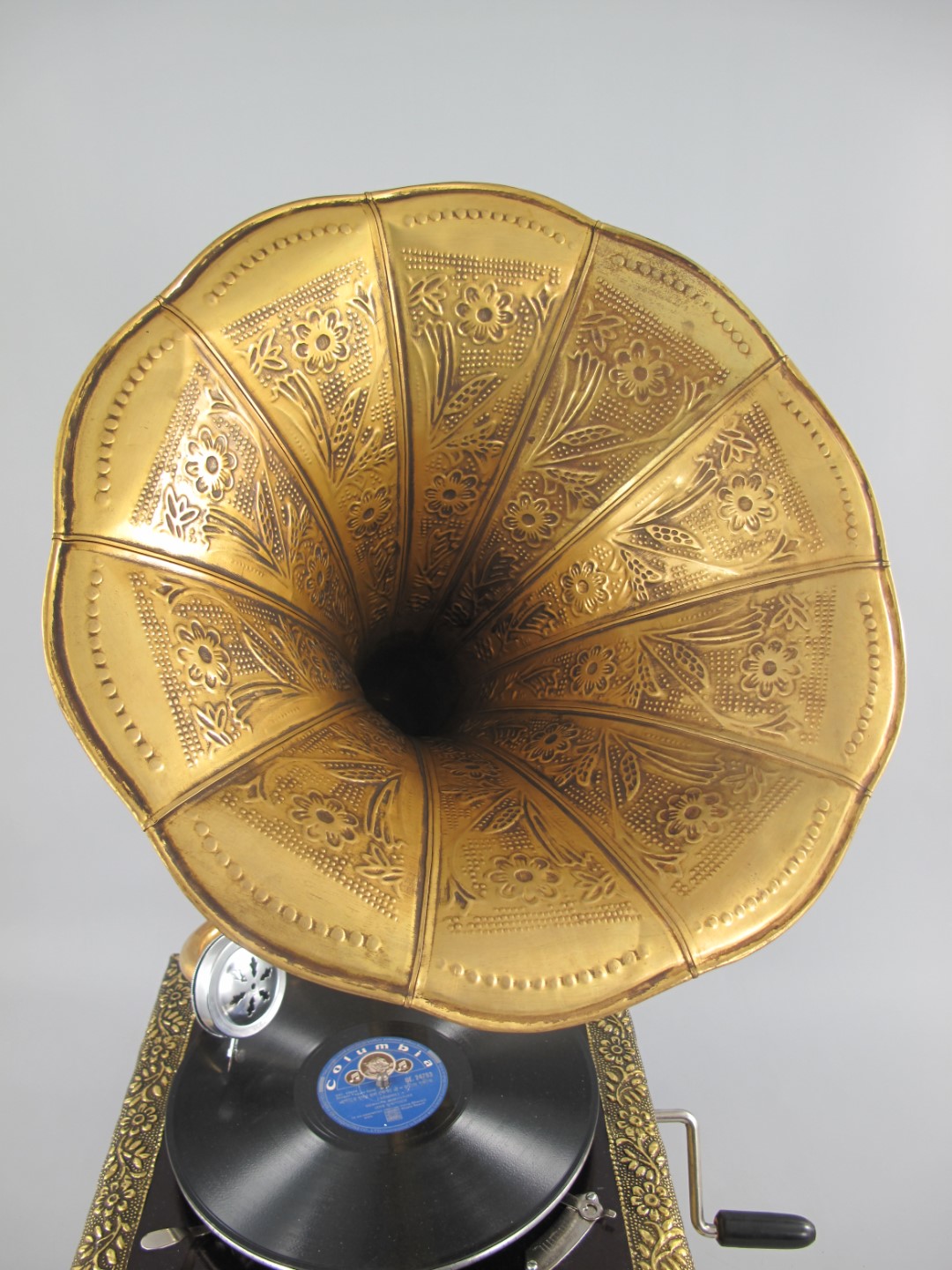 Grammophon GRAVUUR Mes./Holz viereck.(Deko) H.66cm
