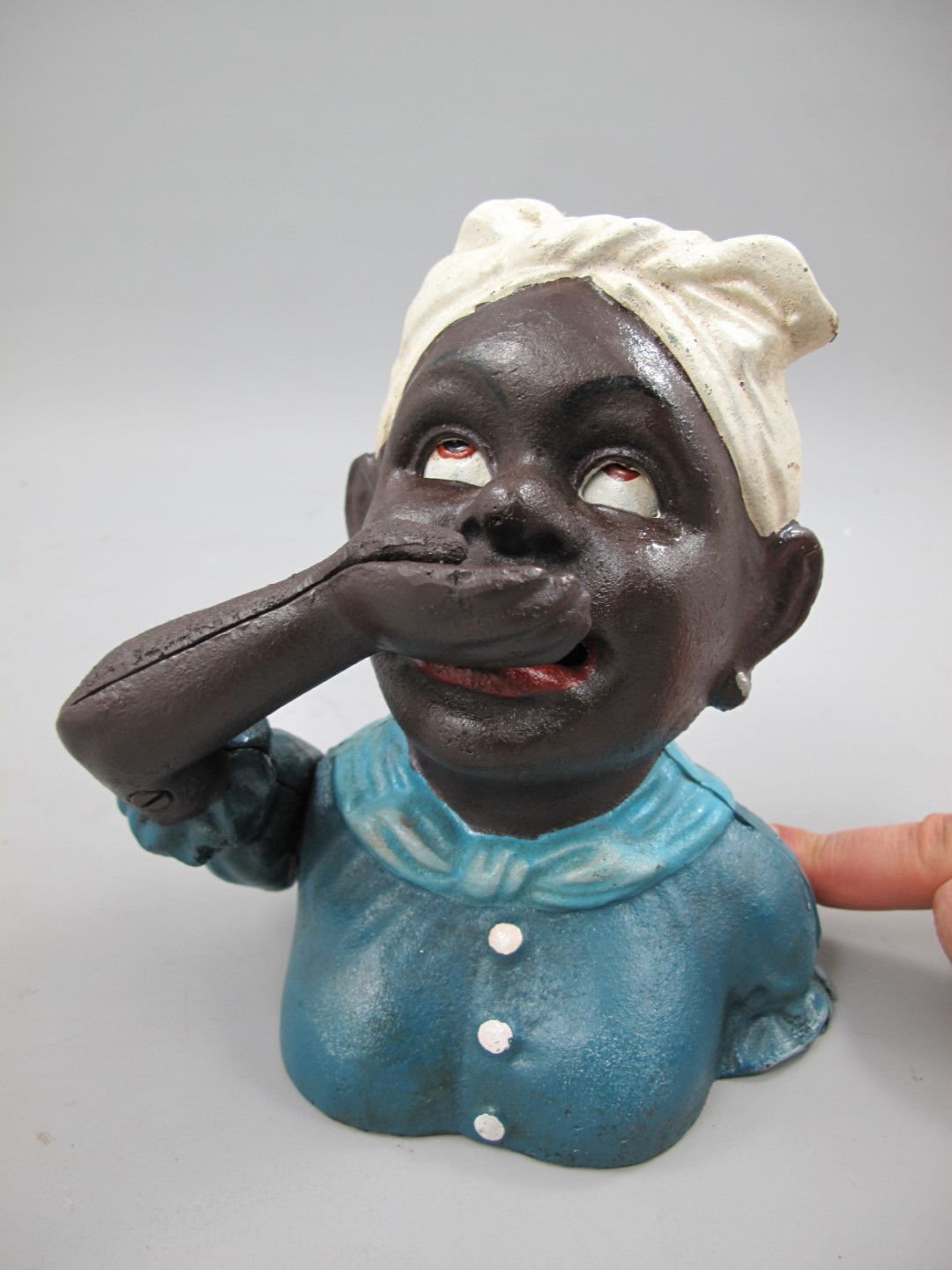 Spardose(Mechan.) Figur(FRAU) Eisen blau H.17x16cm