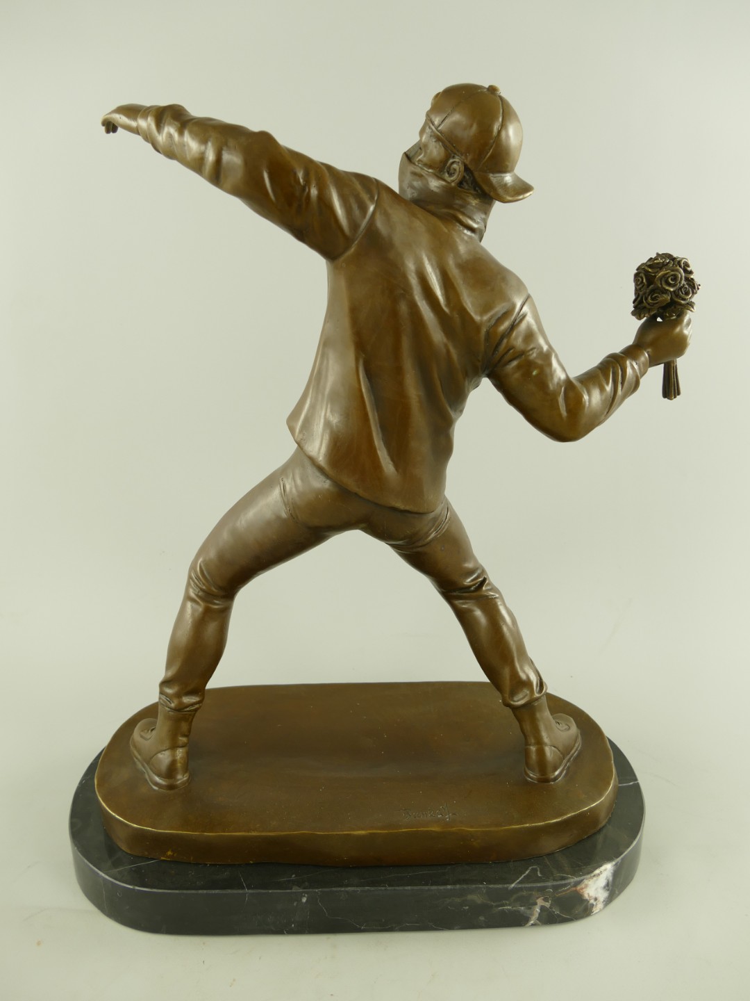 Figur Bronze Banksy Blumenwerfer H.56x45cm