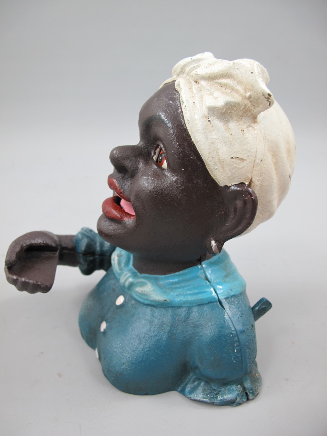 Spardose(Mechan.) Figur(FRAU) Eisen blau H.17x16cm