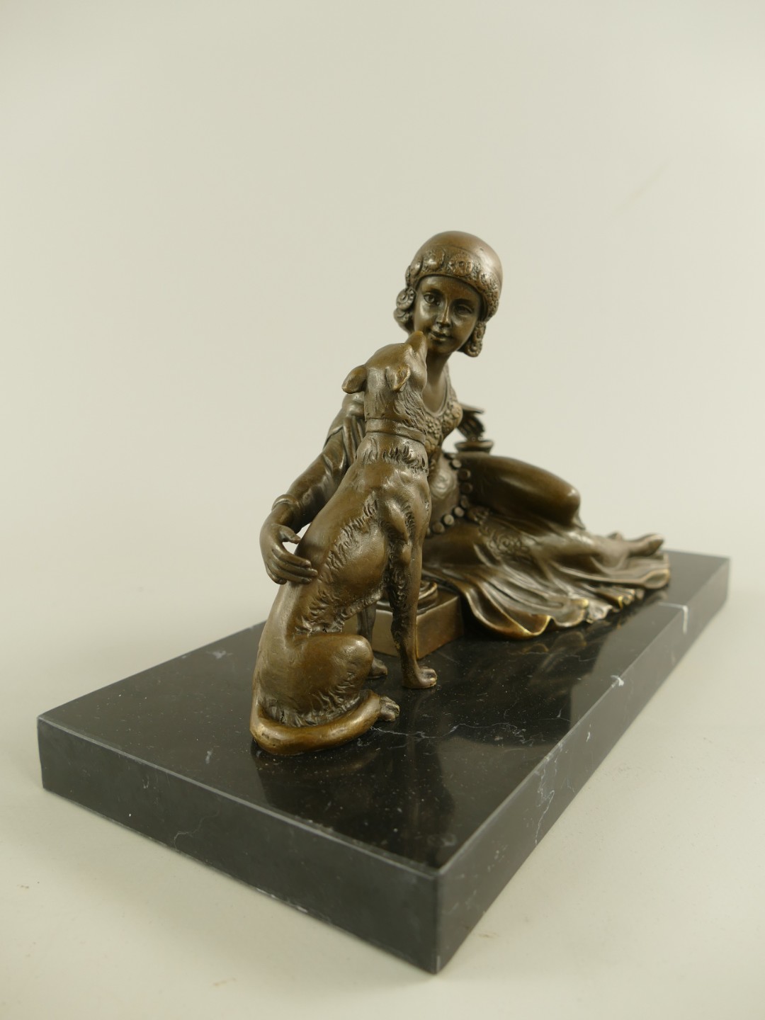 Figur Bronze Frau mit Hund L.27x15x12cm
