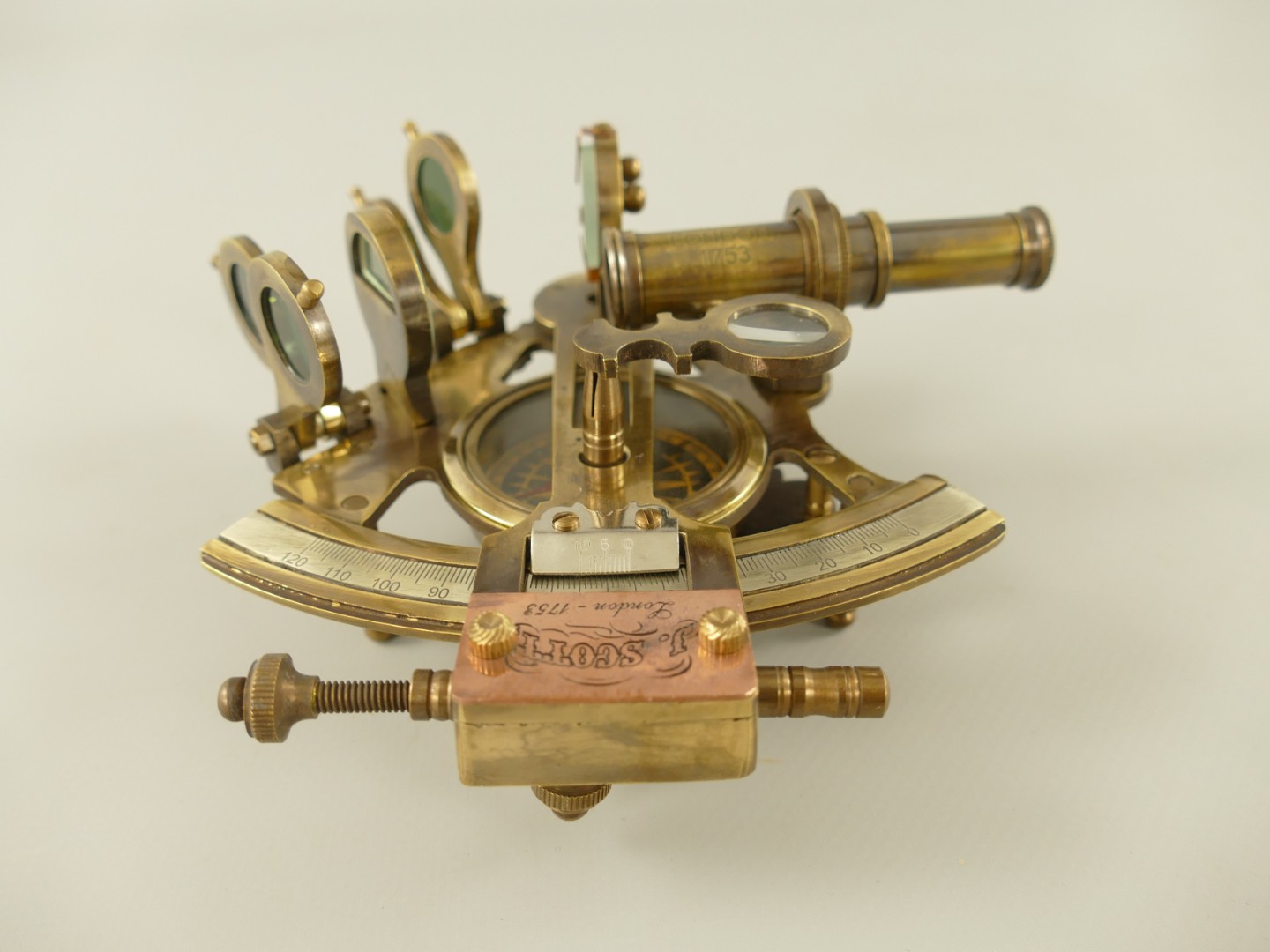 #Sextant Messing brün. mit Holzbox schwarz H.7cm