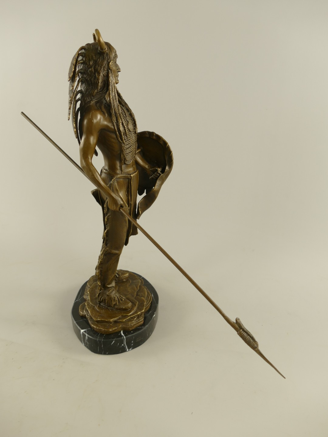 Figur Bronze Indianer mit Schild und Speer H.50cm