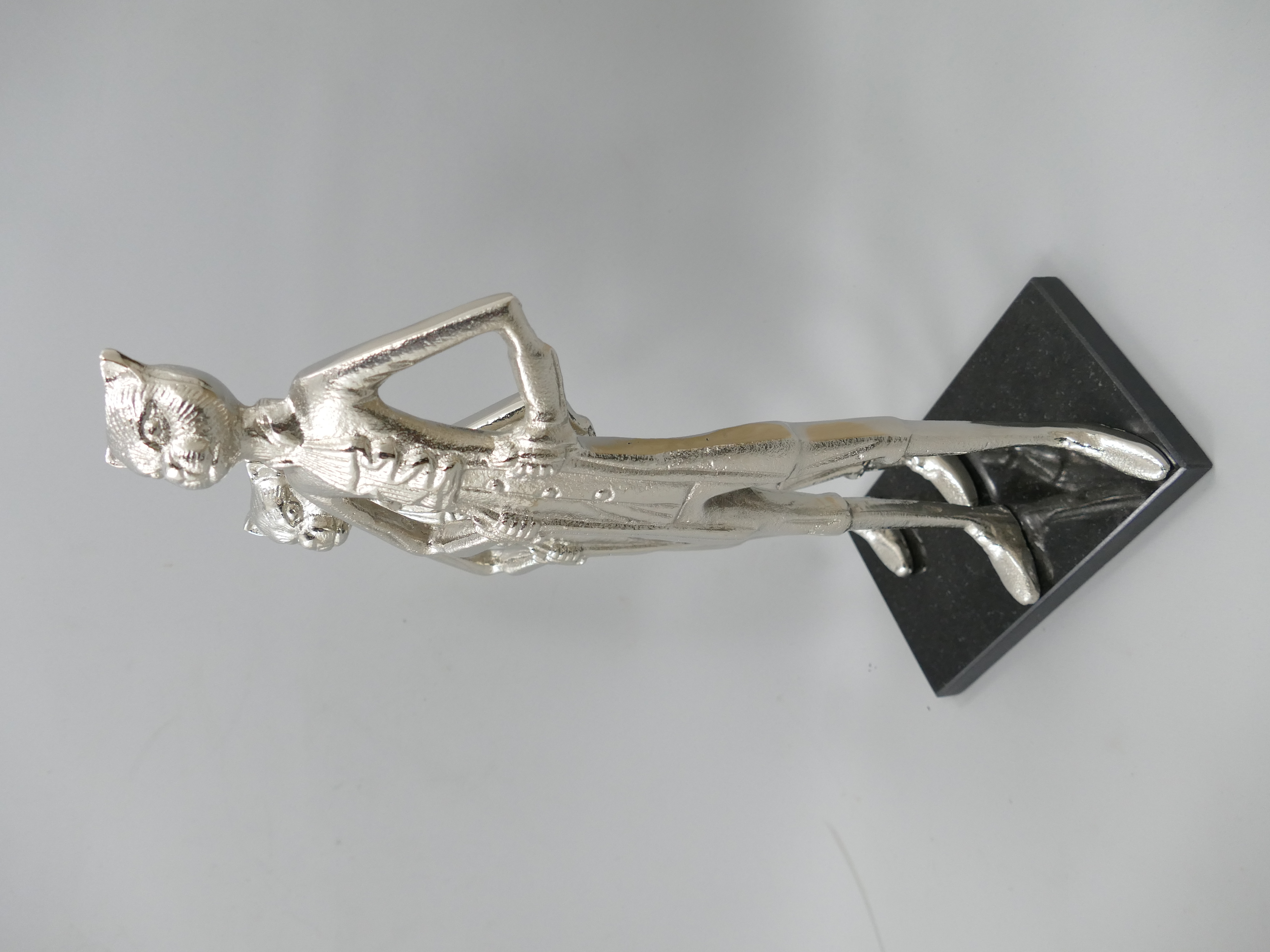 Katze Alu Vernickelt mit Marmorfuß H.37x17cm