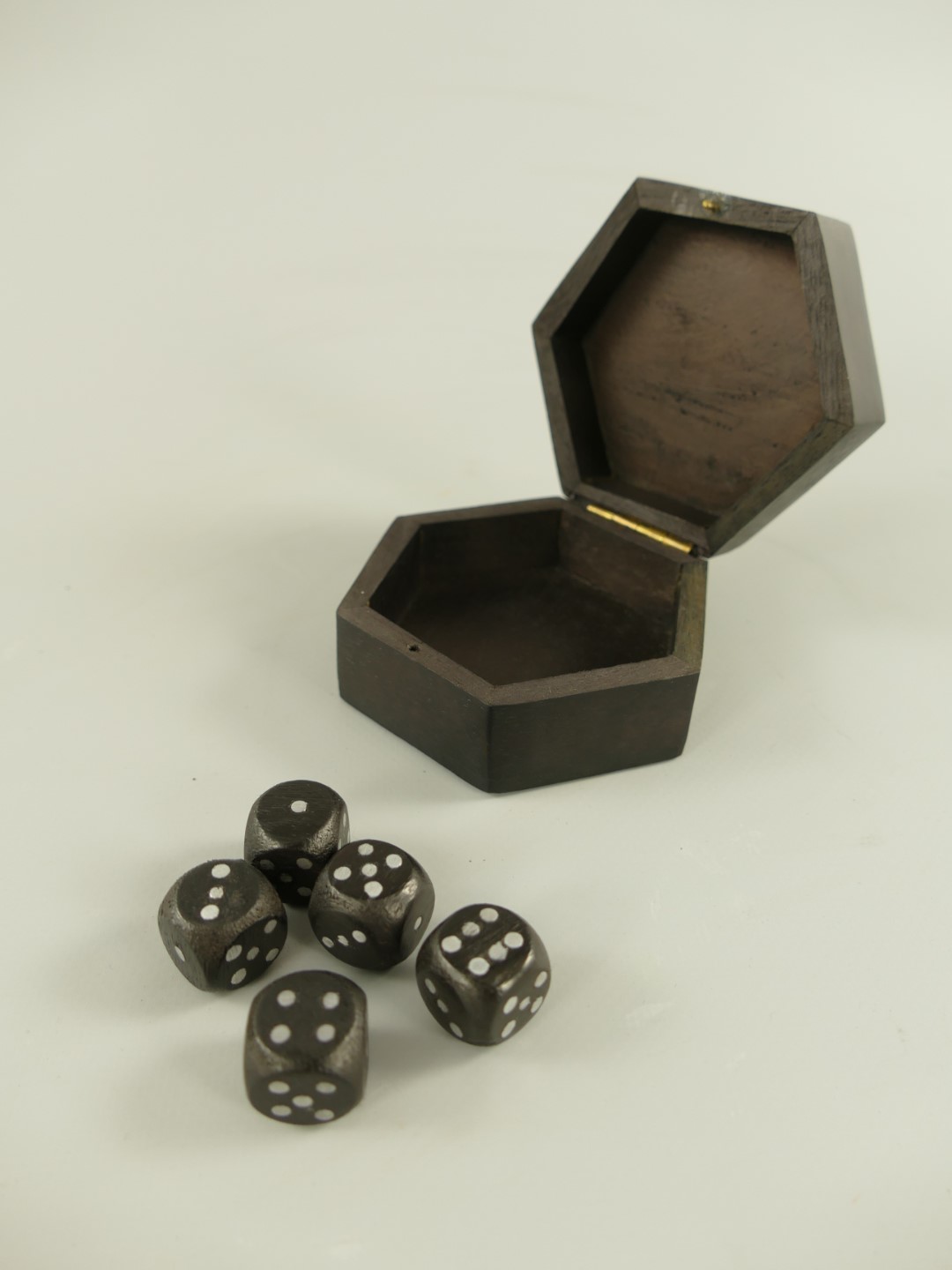 RAUS*PREIS Würfel vernickelt(5St.) Holzbox D.9cm