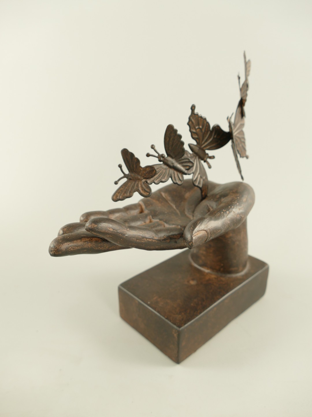 Hand mit Schmetterlingen Polystein farbe H.24cm