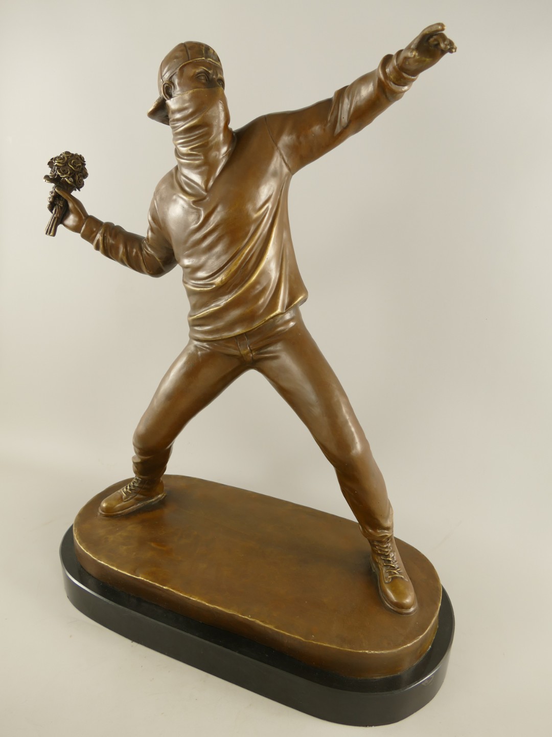 Figur Bronze Banksy Blumenwerfer H.75x58cm