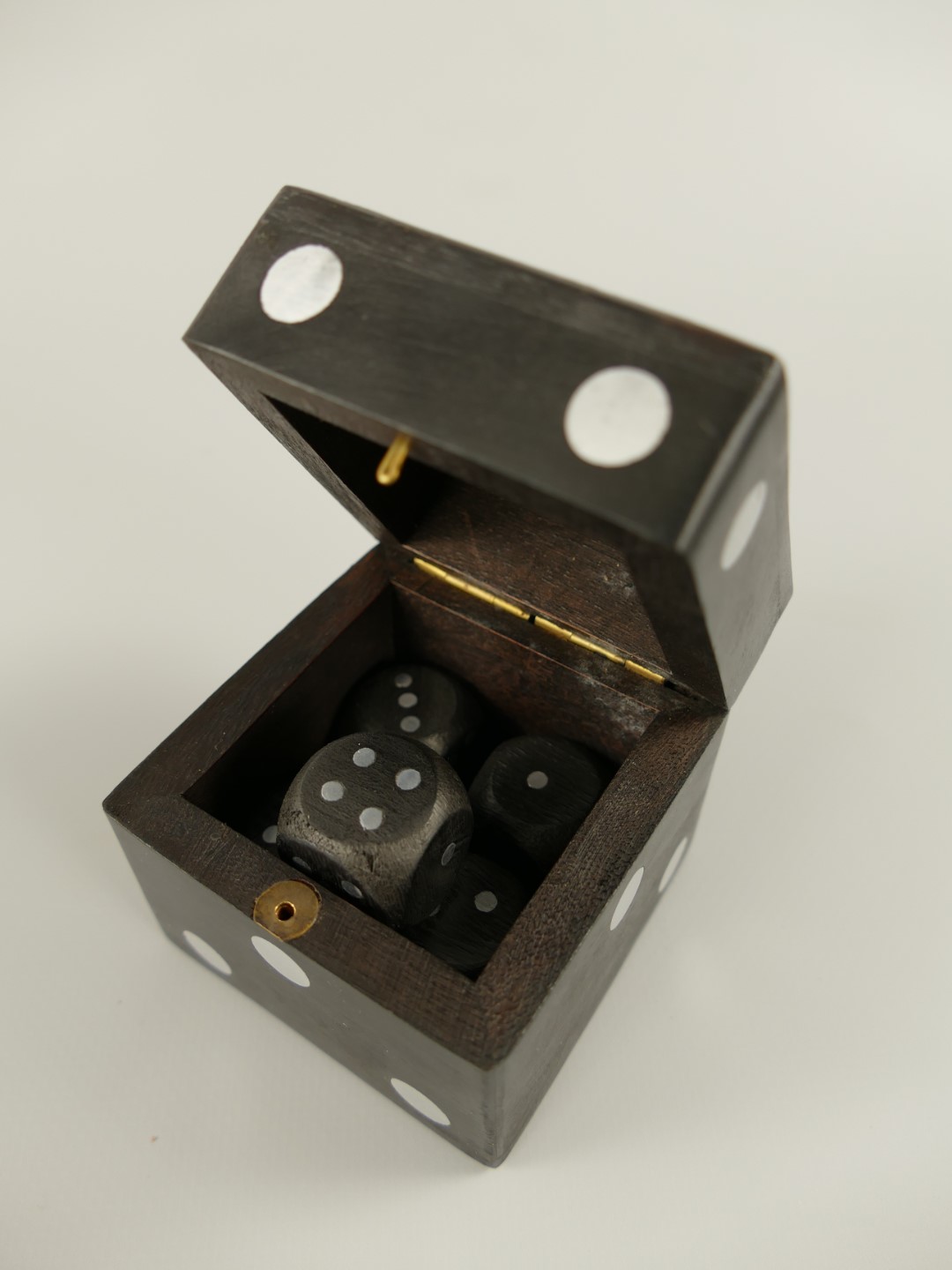 *ANG. Würfel vernickelt(5St.) Holzbox D.6x6cm