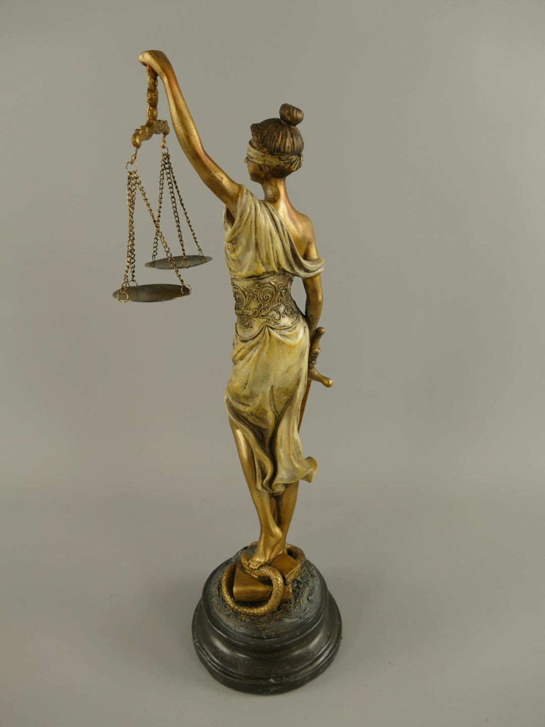 Justitia Polystein rustikal farbig H.53x18cm
