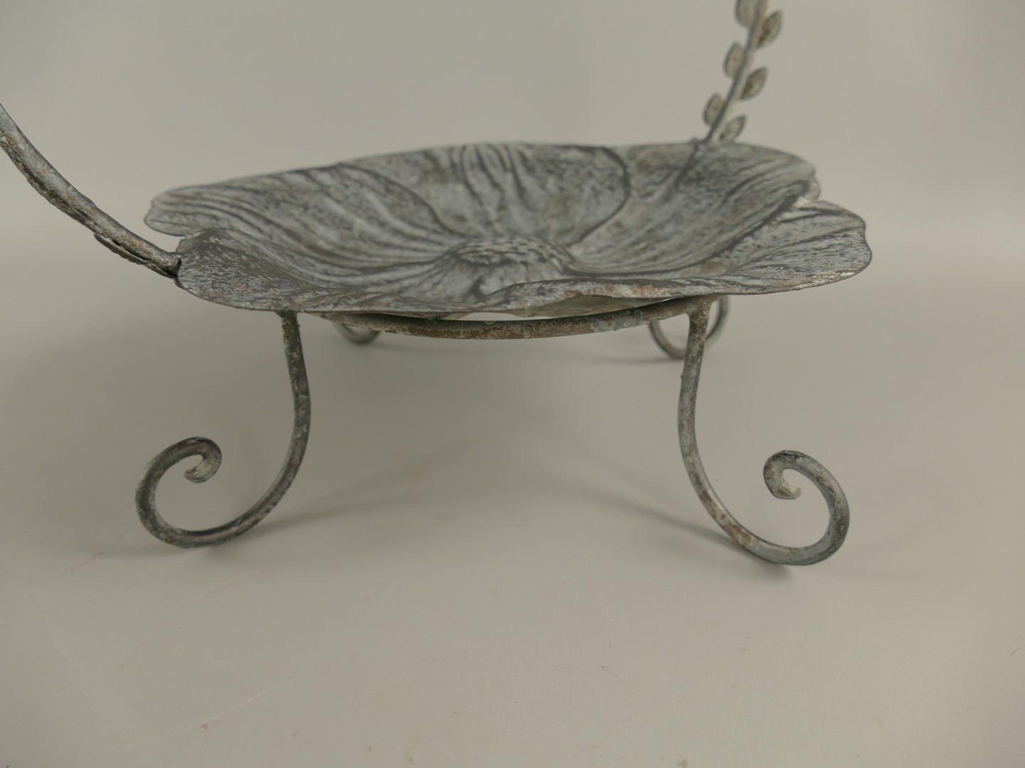 *ANG./SEPT. Vogeltränke Eisen grau H.36cm