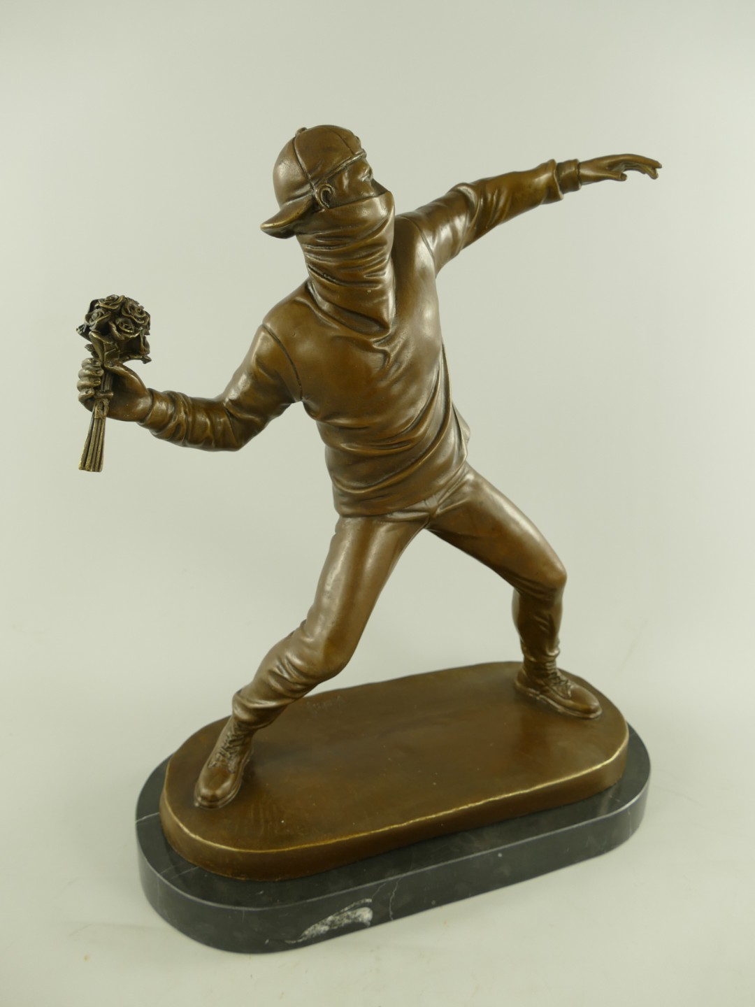 Figur Bronze Banksy Blumenwerfer H.56x45cm